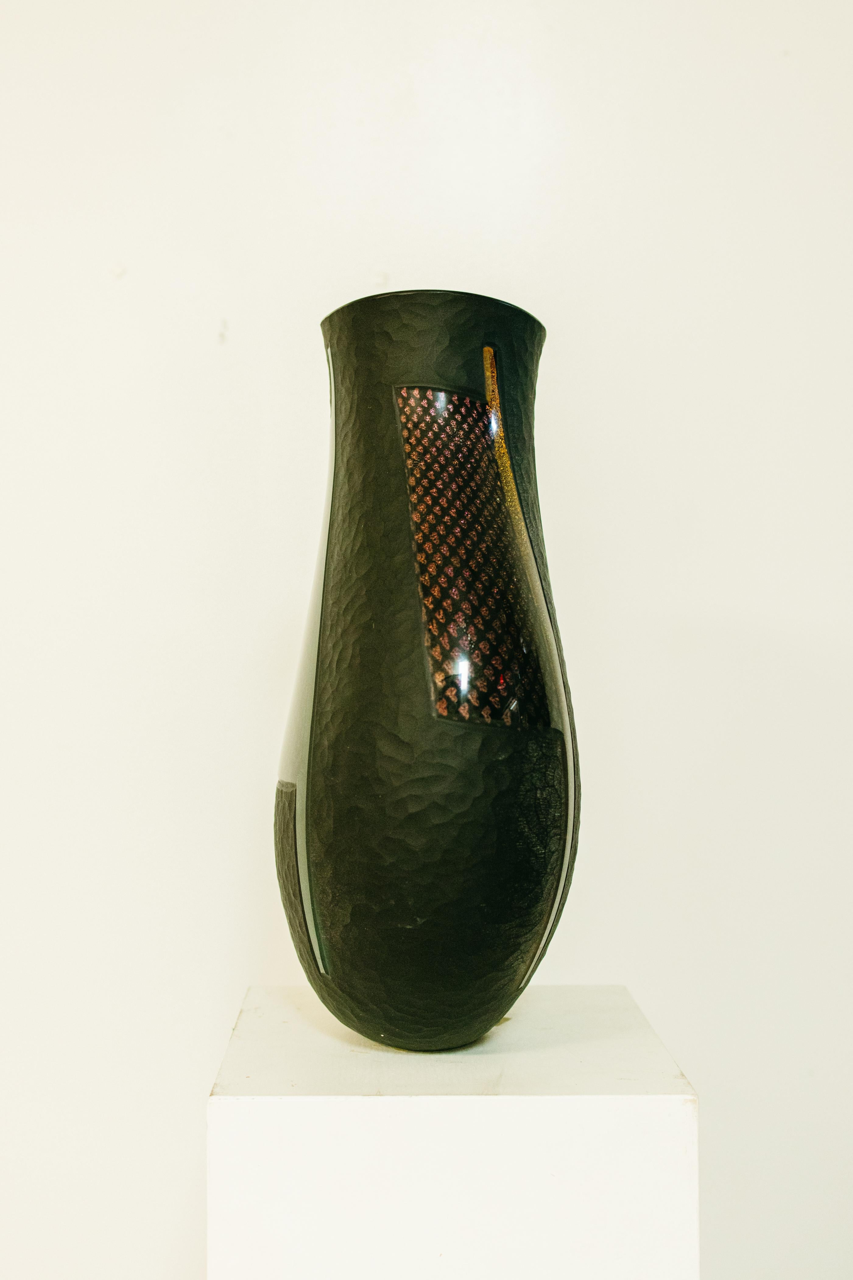 Vetro di Murano lavorato a mano da Afro Celotto. Afro Celotto è un artista del vetro italiano noto per le sue intricate e colorate sculture in vetro. An He è nato a Murano, in Italia, nel 1963 e proviene da una famiglia di vetrai che lavora nel