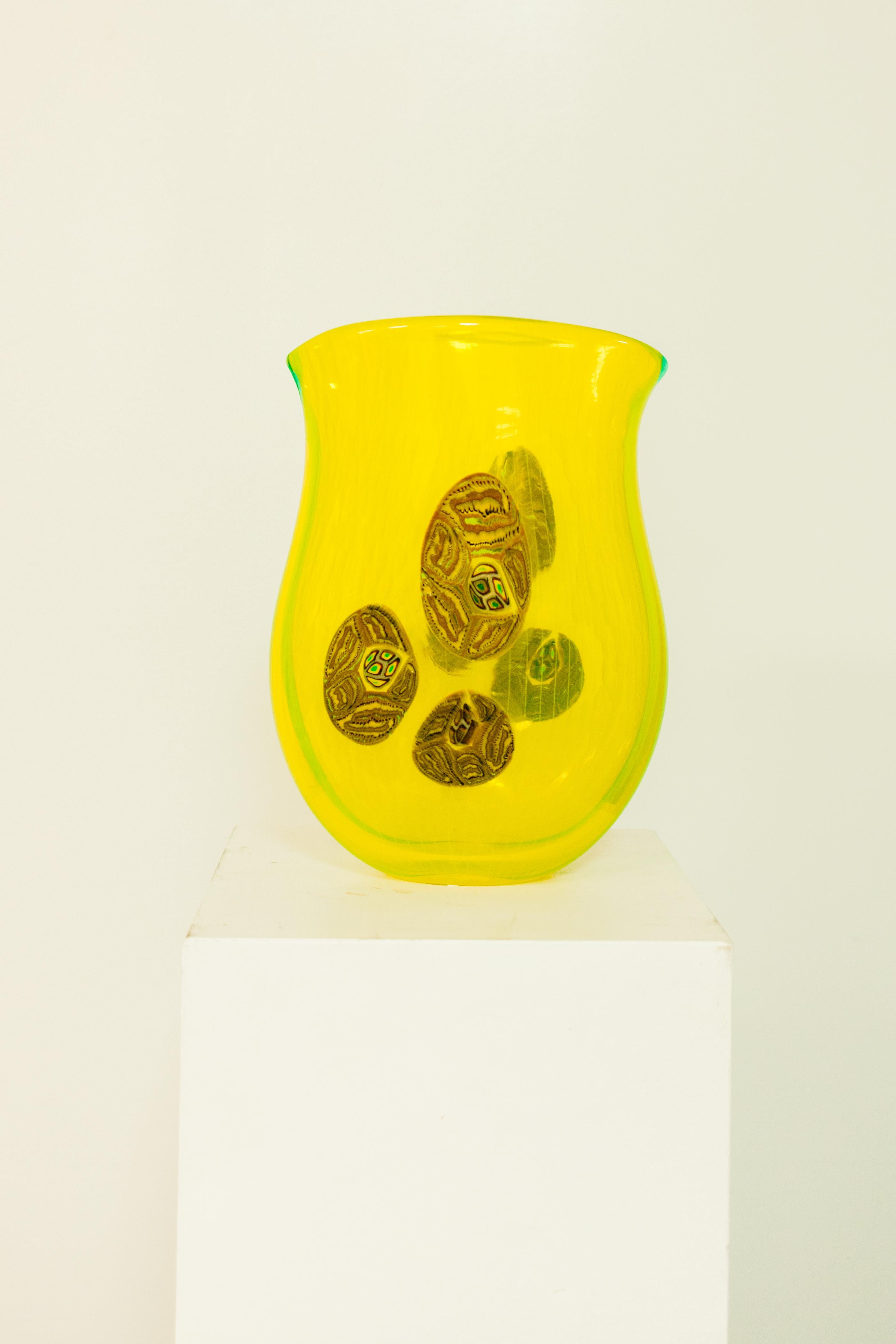 In Venedig geblasenes Glas von Afro Celotto. Afro Celotto ist ein italienischer Glaskünstler, der für seine filigranen und farbenfrohen Glasskulpturen bekannt ist. Er wurde 1963 in Murano, Italien, geboren und stammt aus einer Familie von