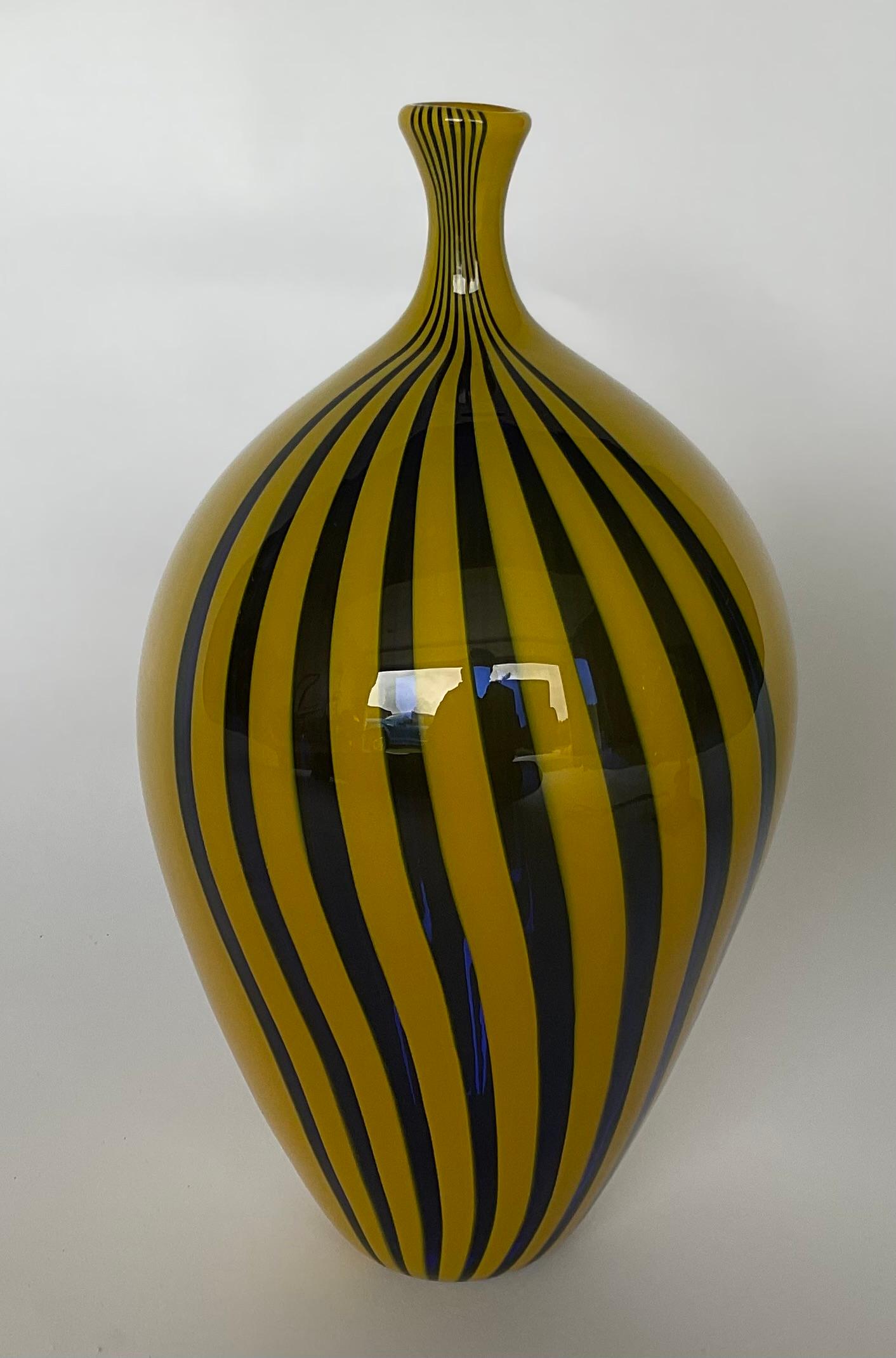 Jarrón de cristal de Murano firmado por el artista Afro Celotto en azul y amarillo Vidrio soplado en venta