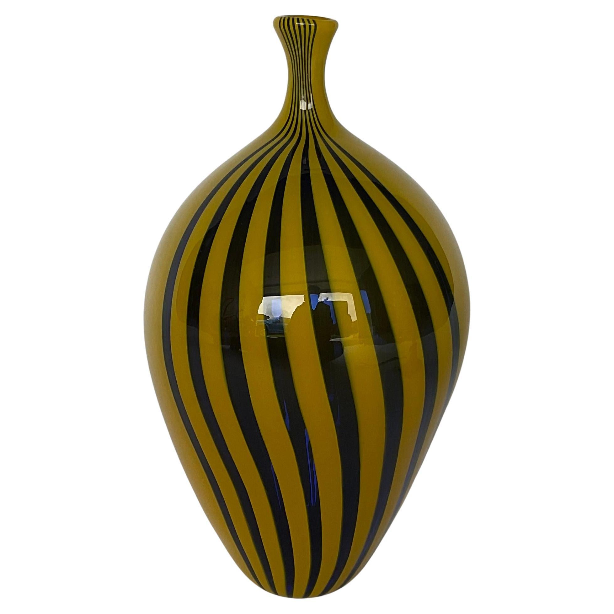Vase en verre de Murano signé par l'Artistics Studio Celotto en bleu et jaune 