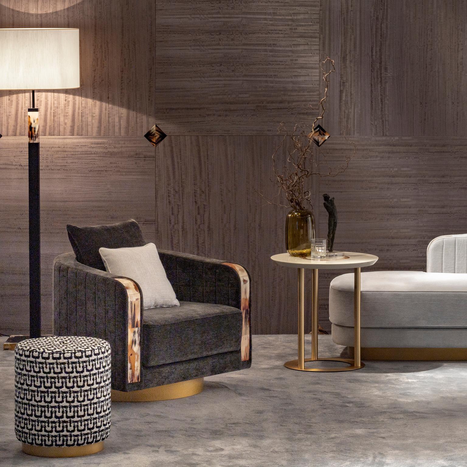 Sillón Afrodite en tejido Cortina con reposabrazos en Corno Italiano, Mod. 7044B en Nuevo estado para la venta en Recanati, Macerata