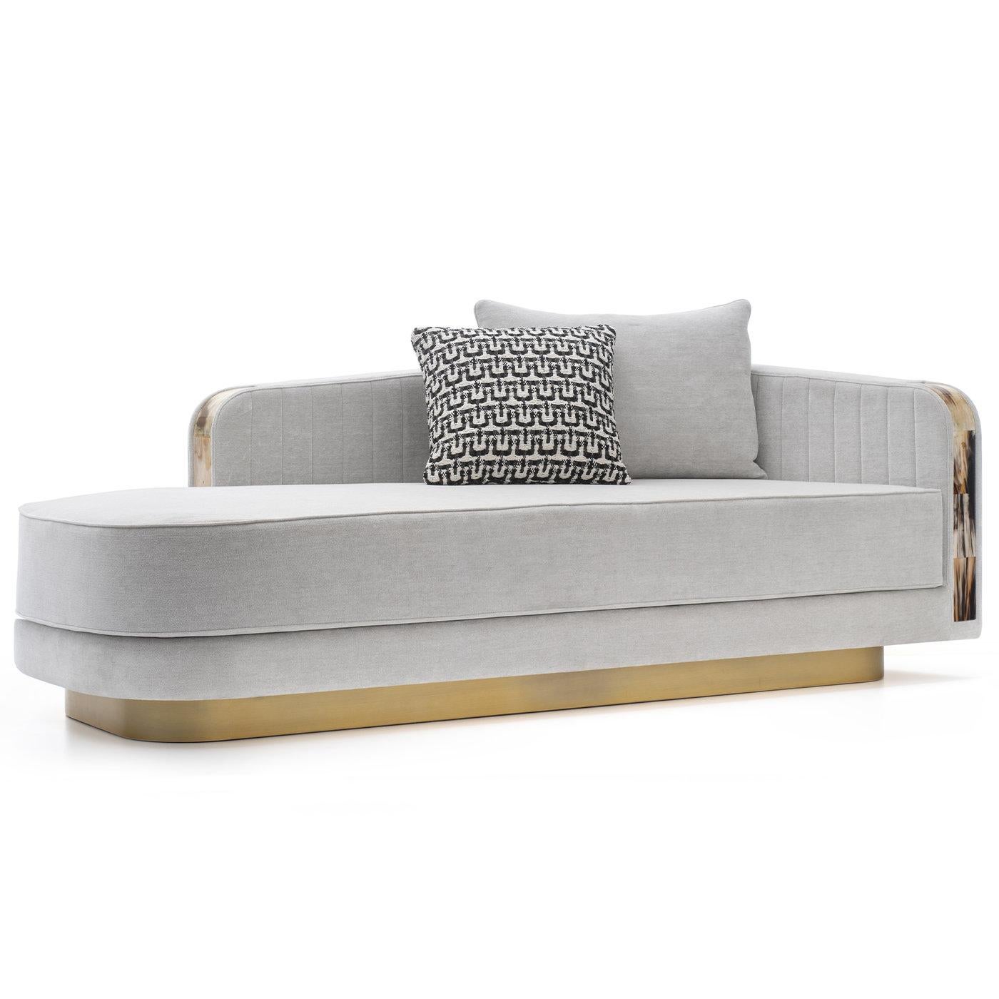 Un diseño excepcionalmente elegante de Filippo Dini dota a la Chaise Longue Afrodite de una elegancia insuperable. El asiento tiene reposabrazos curvados con inserciones de cuerno y base de madera con efecto de latón satinado, respaldo y