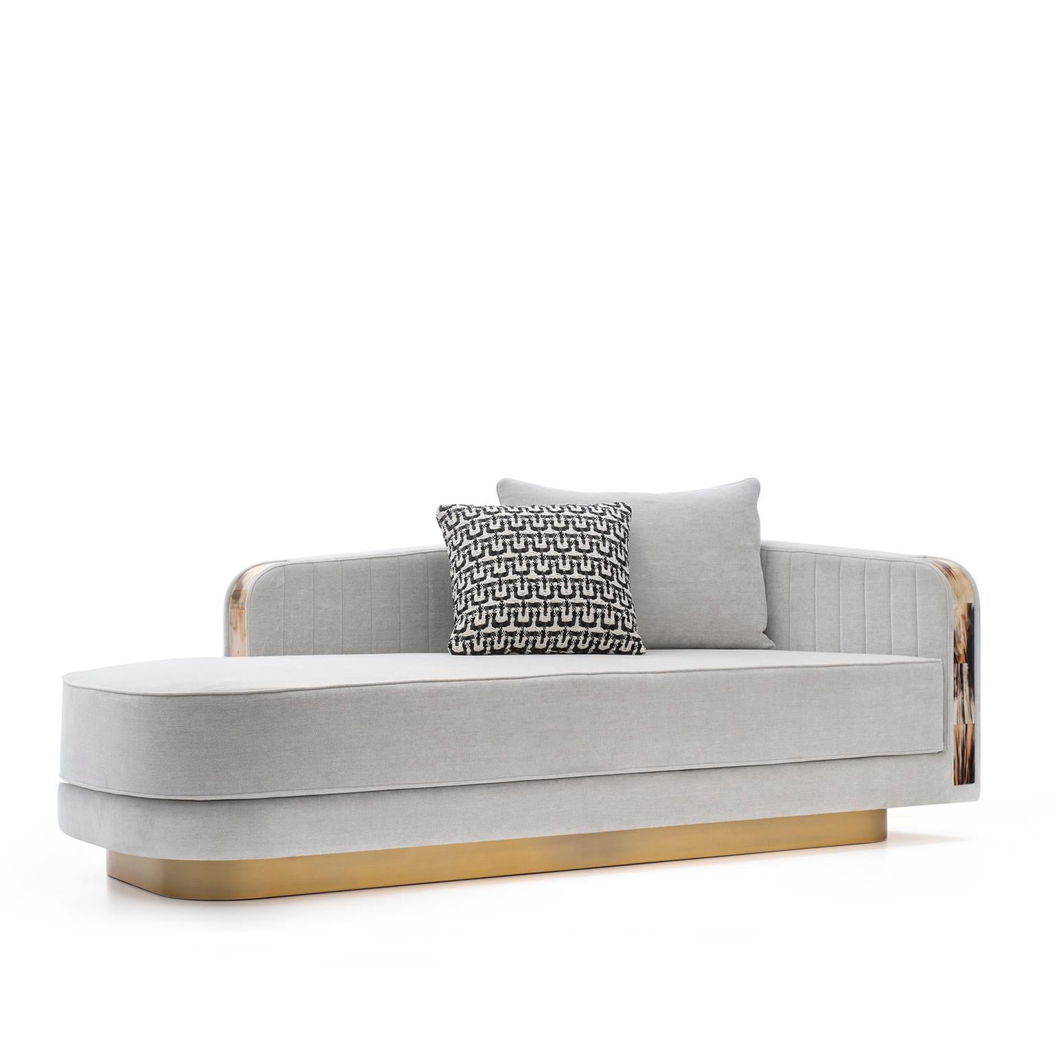 Ergonómicamente perfecta y visualmente atractiva, la chaise lounge Afrodite se define por sus líneas fluidas y sus exquisitos detalles. Su silueta sinuosa se acentúa con los laterales y el respaldo acanalados, mientras que los bonitos detalles