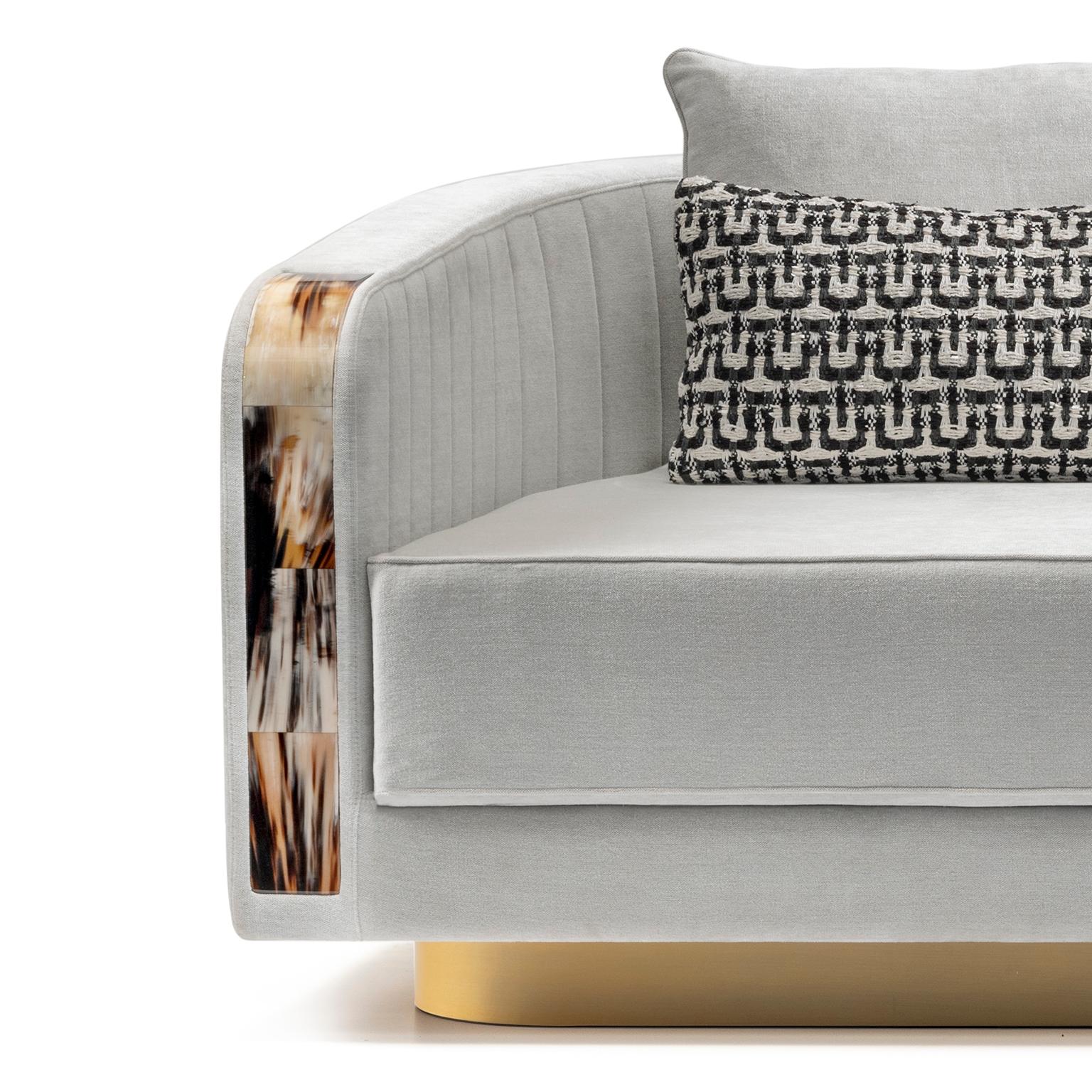 Das Sofa Afrodite zeichnet sich durch sanfte Linien und plüschige Materialien aus und verleiht Ihrer Einrichtung Raffinesse und Klasse. Die geschwungenen Akzente aus Corno Italiano bilden einen exquisiten strukturellen Kontrast zur Polsterung, die