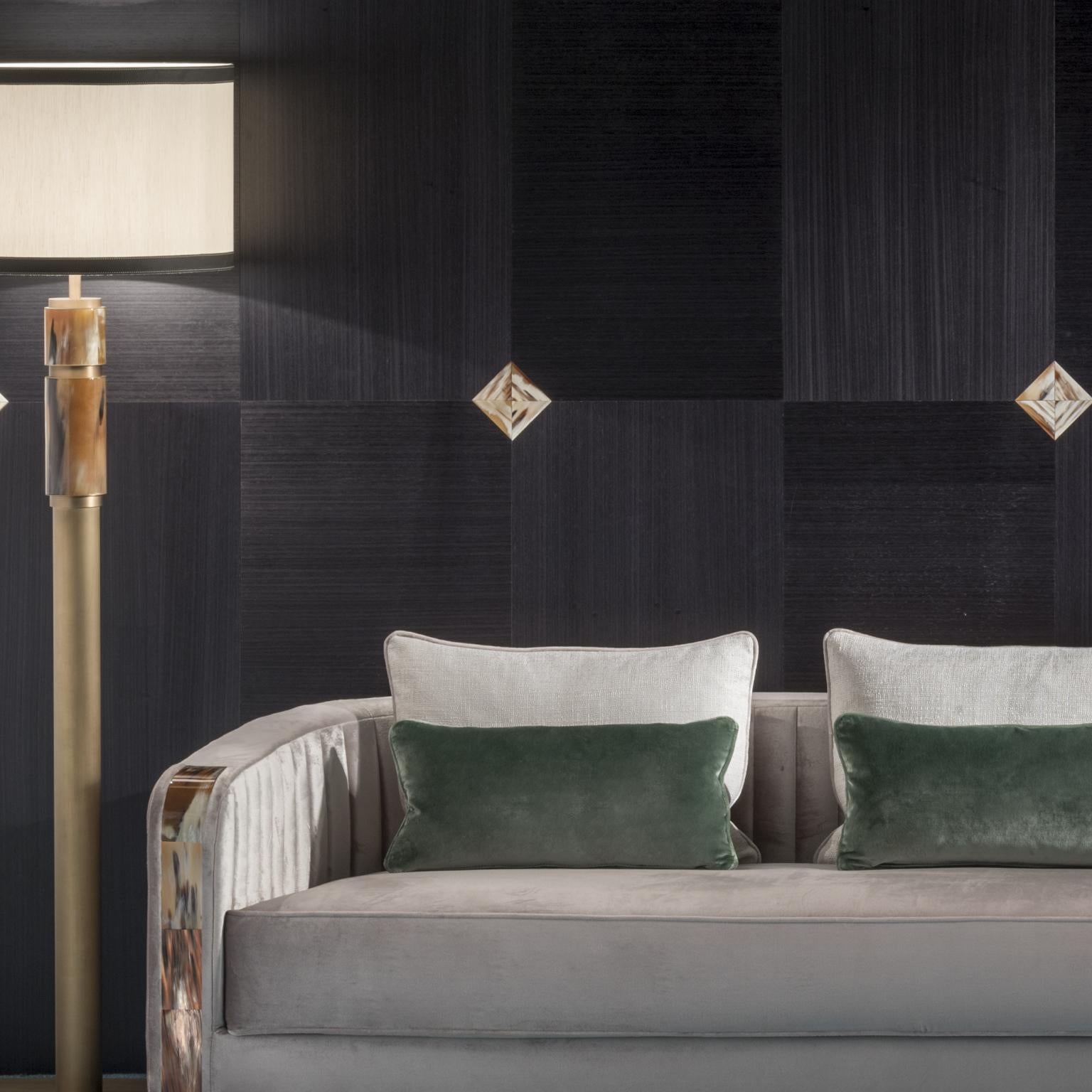 XXI secolo e contemporaneo Divano Afrodite in tessuto Belsuede con braccioli in Corno Italiano, Mod. 7040B in vendita
