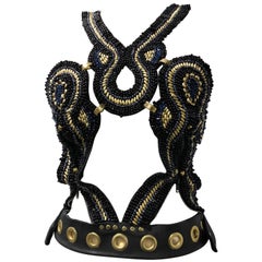 Imbracatura AfroPunk in pelle nera e perline con hardware e fibbie borchiate in oro