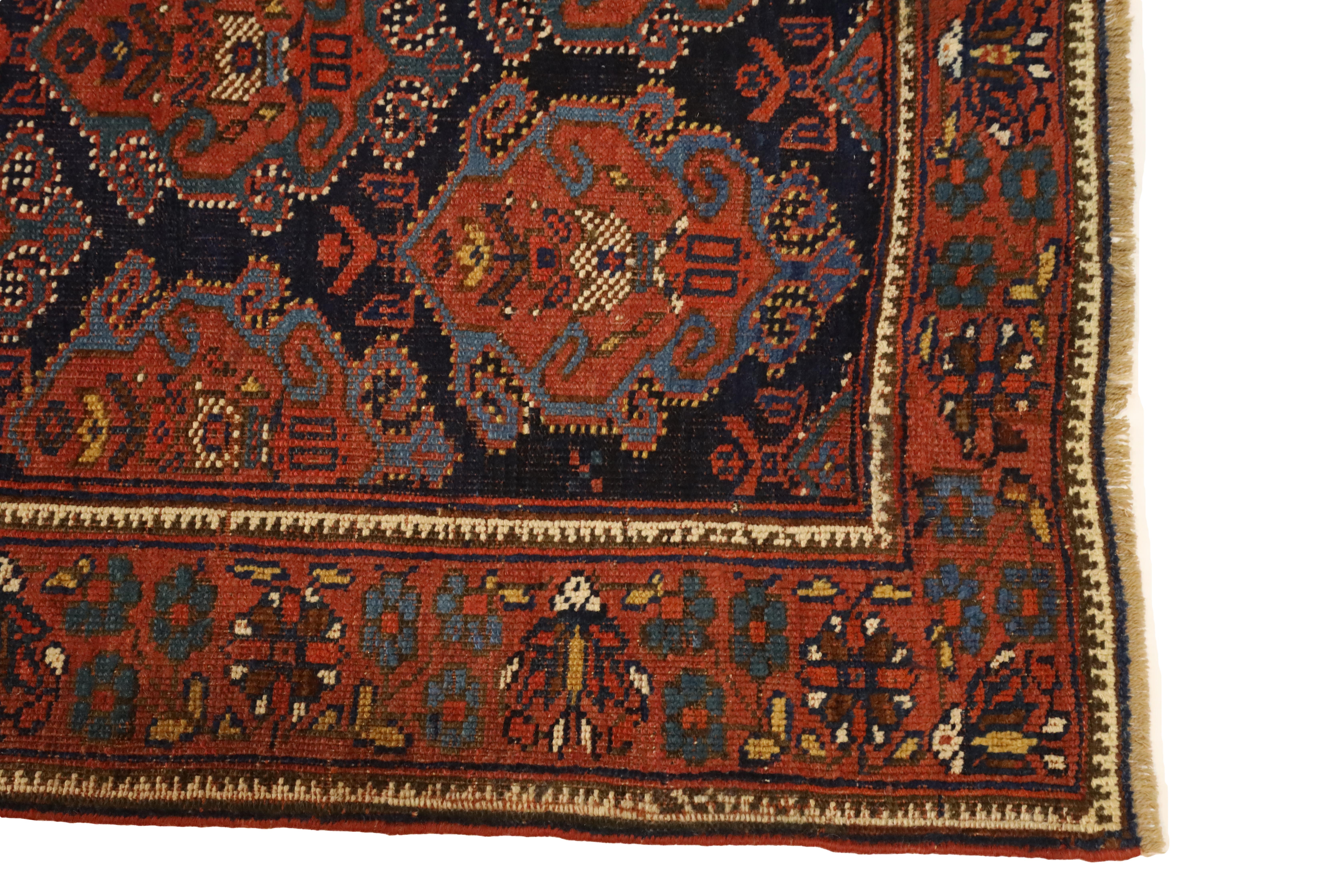 Ce tapis persan Afshar ancien, tissé à la main vers 1920, est une véritable représentation du riche patrimoine artistique des tisserands nomades Afshar de Perse. Mesurant approximativement 4,5 pieds par 6 pieds, cette pièce est de taille parfaite