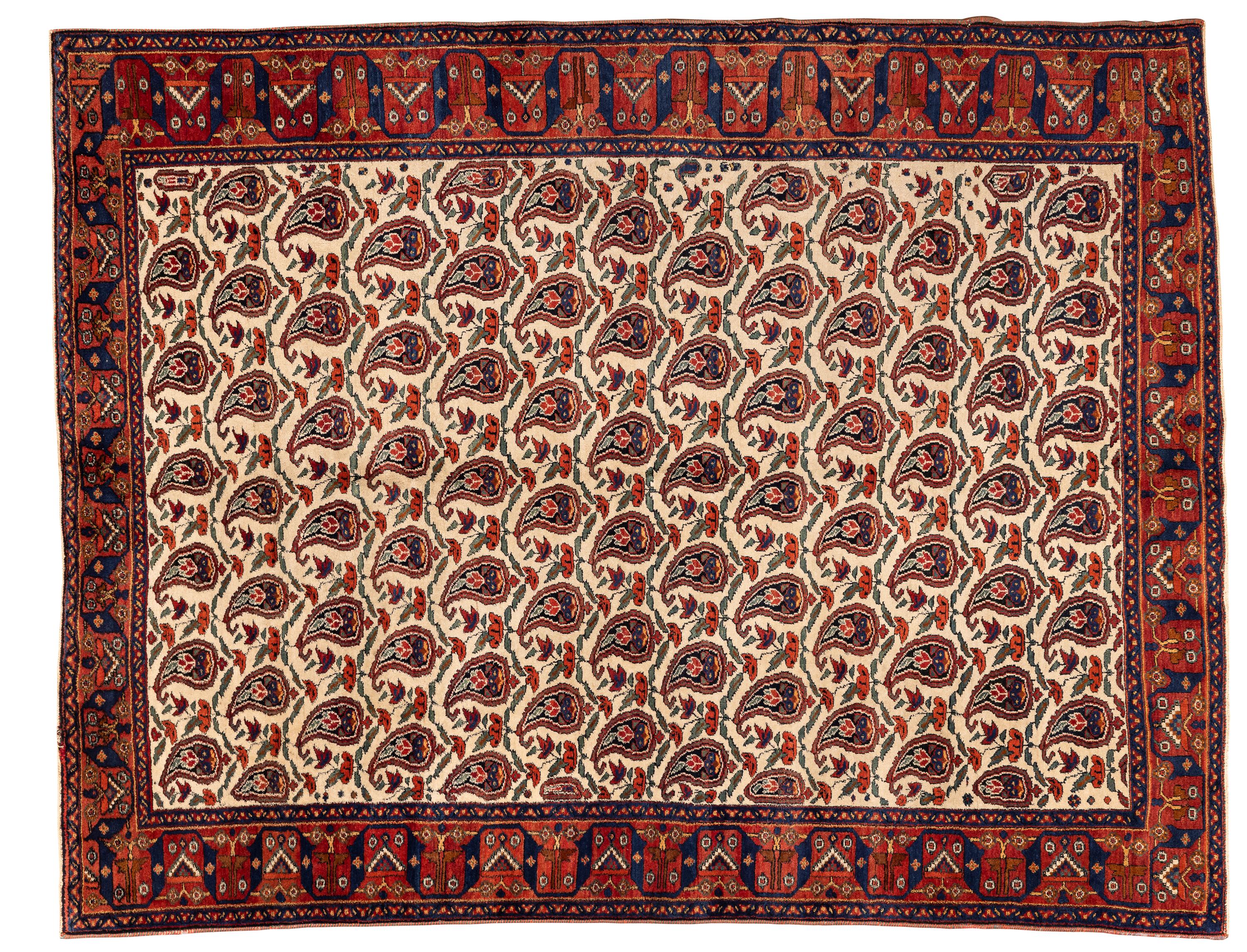 Ce tapis ancien d'Afshar présente une composition raffinée centrée sur un champ ivoire rempli de petits motifs floraux délicatement rendus et disposés selon de doux rythmes diagonaux. Le motif est encadré par des bordures de couleur rouille