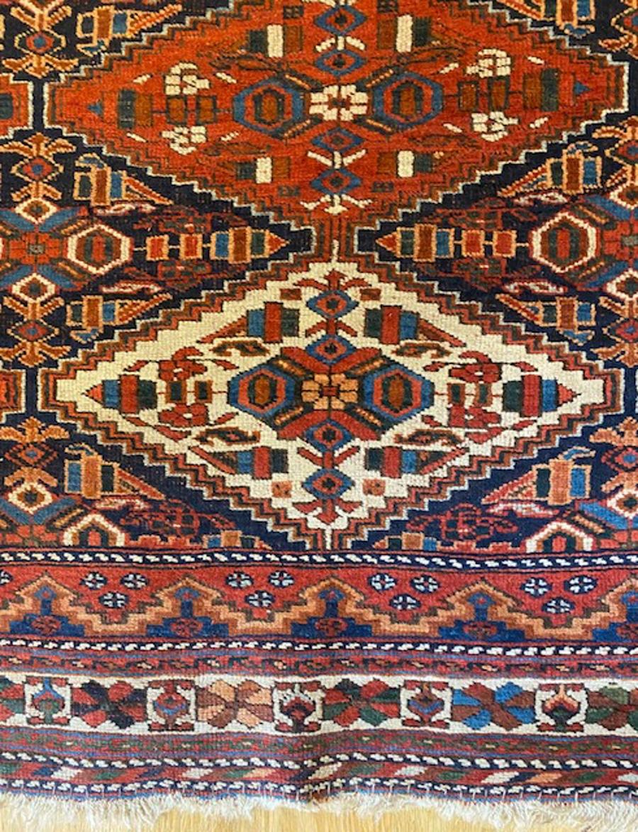 Alfombra Afshar del sudeste de Persia (Irán)

Edad: hacia 1890

Tamaño: 5′.11″x5′.0″ (180×152 cm)

Esta alfombra de dispersión tribal persa del sudeste presenta un entramado de rombos escalonados rojos, verdes, azules oscuros y marfil. Cada panel