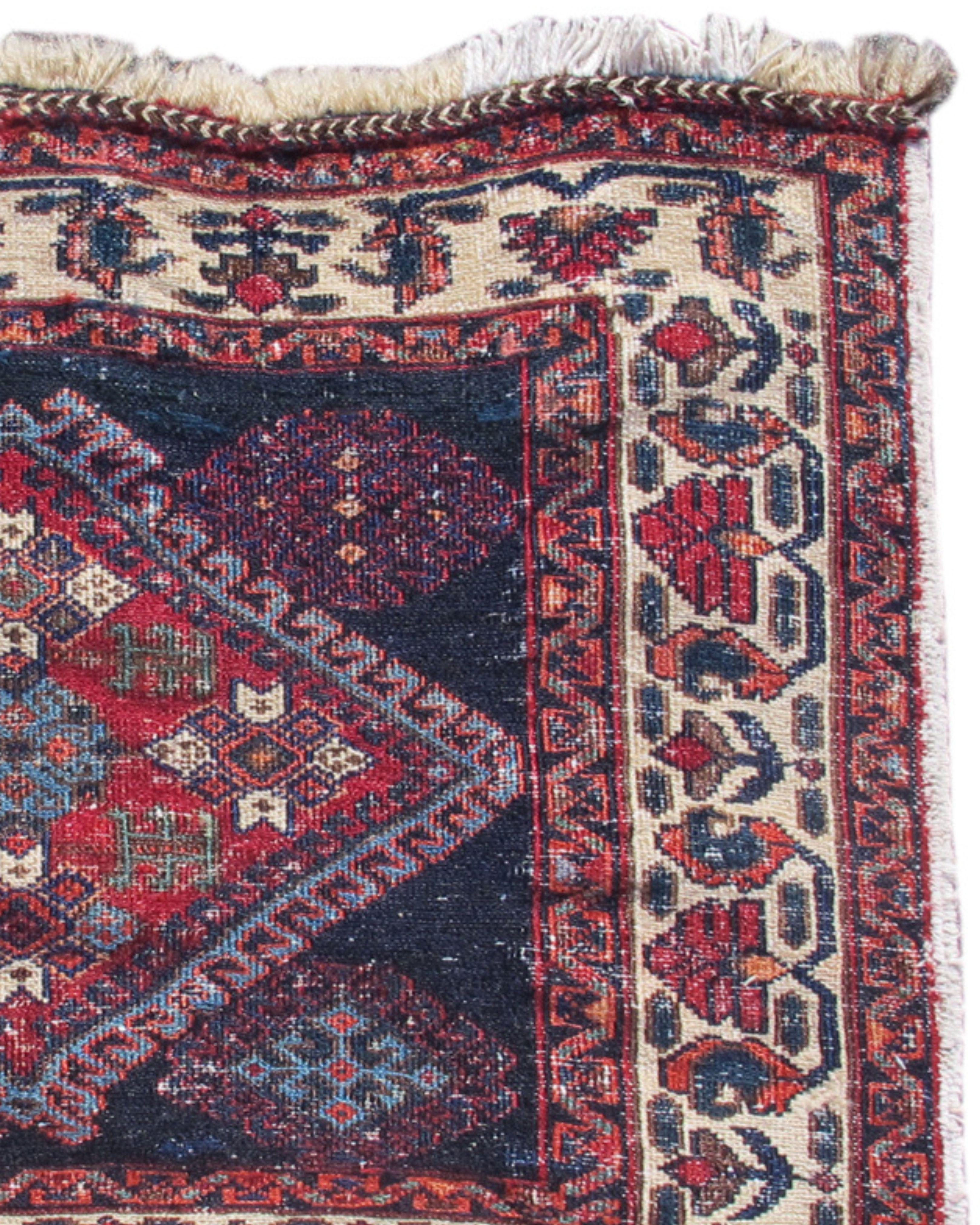 Afshar Sumak Bagface, inizio XX secolo

Il volto di questa borsa Afshar utilizza l'iconico diamante centrale con un disegno a forma di gancio, molto diffuso tra i gruppi nomadi della Persia meridionale. Mentre la maggior parte delle borse con questo