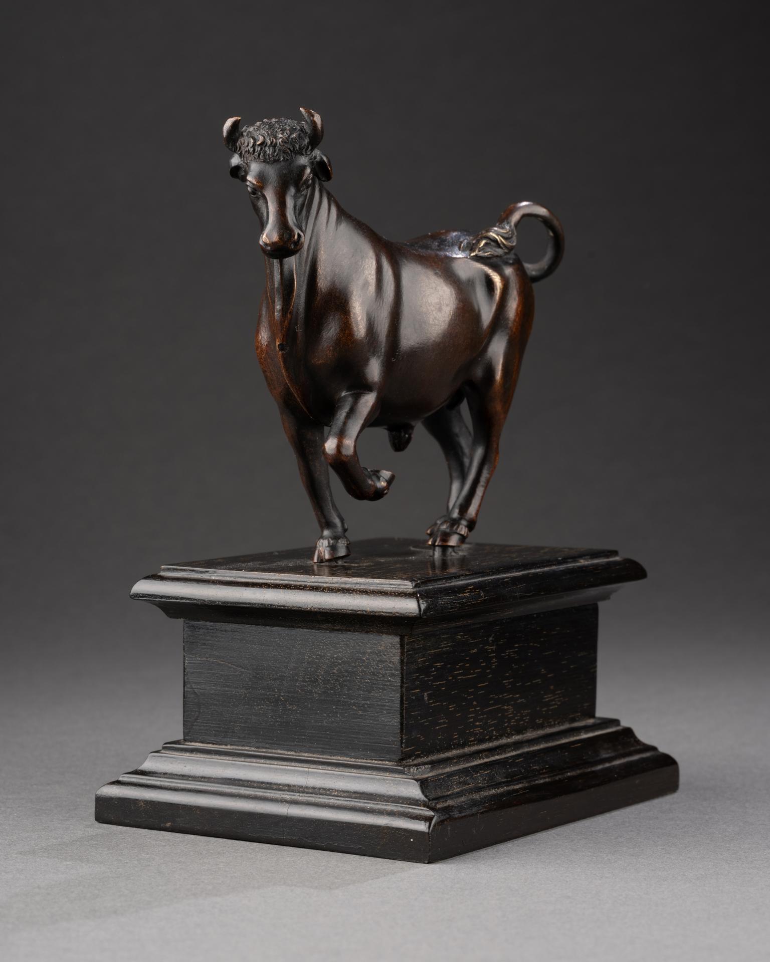D'APRÈS UN MODÈLE DE GIAMBOLOGNA (1529-1608)u2028
Taureau d'allureu202817ème siècleu2028
Bronze, sur un socle en bois ébonisé
H totale 15 x L 11,5 x P 8,2 cm

Depuis l'Antiquité, le taureau est vénéré comme un symbole de force et de fertilité. Après