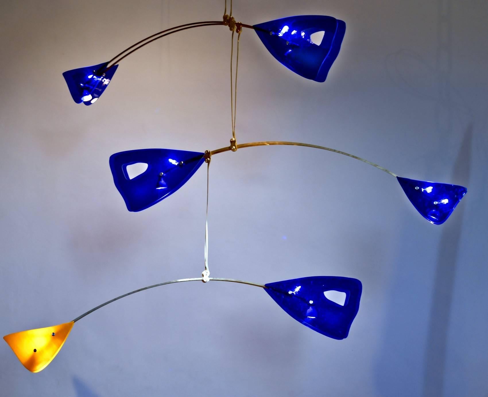 Mid-Century Modern CINETICO lustre mobile sculpture en verre de Murano en laiton et cobalt enluminé en vente