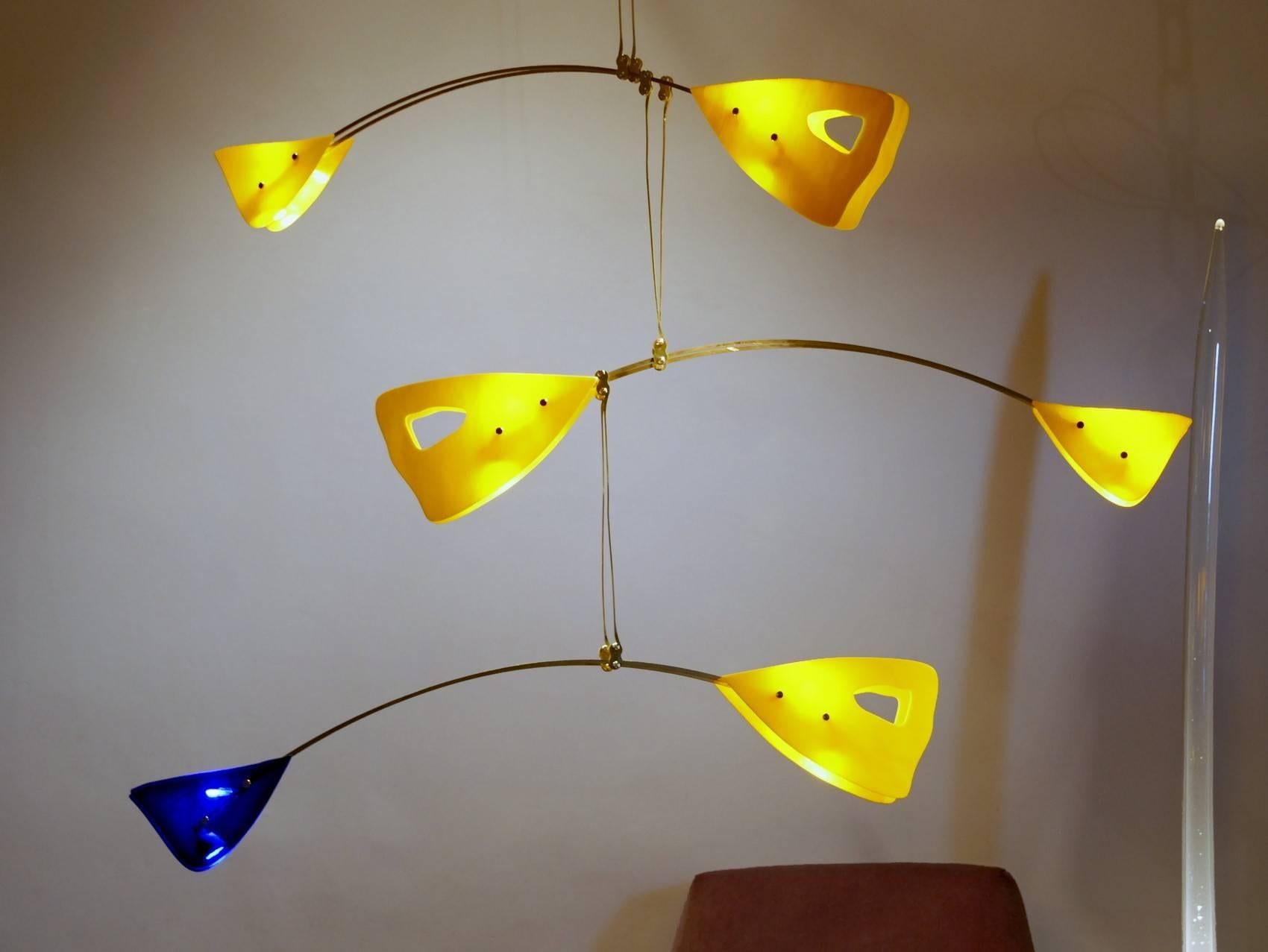 CINETICO Illuminated Sculpture Murano Glass Brass Mobile Chandelier, Cobalt In Excellent Condition For Sale In Tavarnelle val di Pesa, Florence