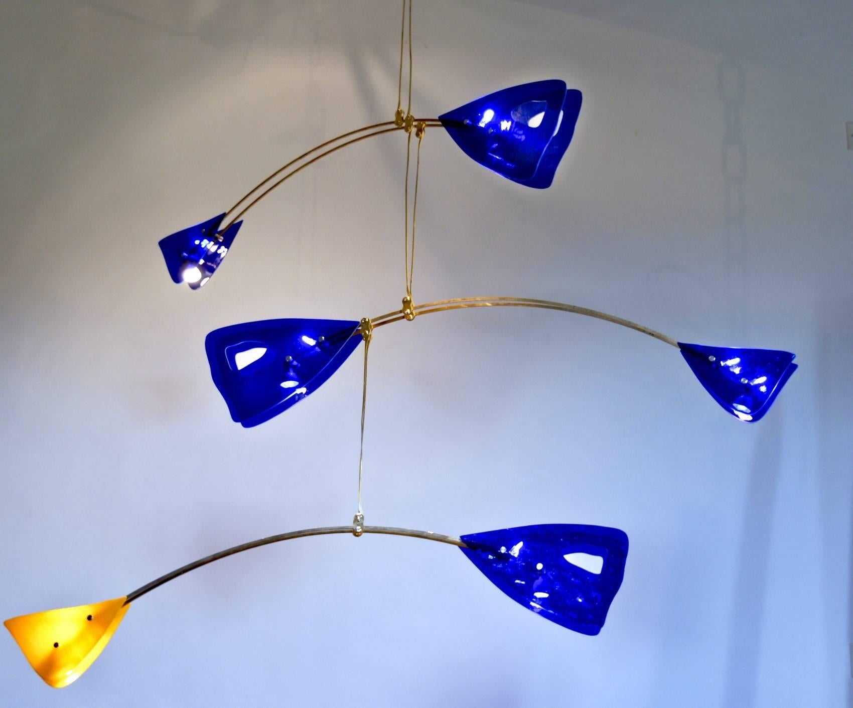 Contemporary CINETICO Illuminated Sculpture Murano Glass Brass Mobile Chandelier, Cobalt For Sale