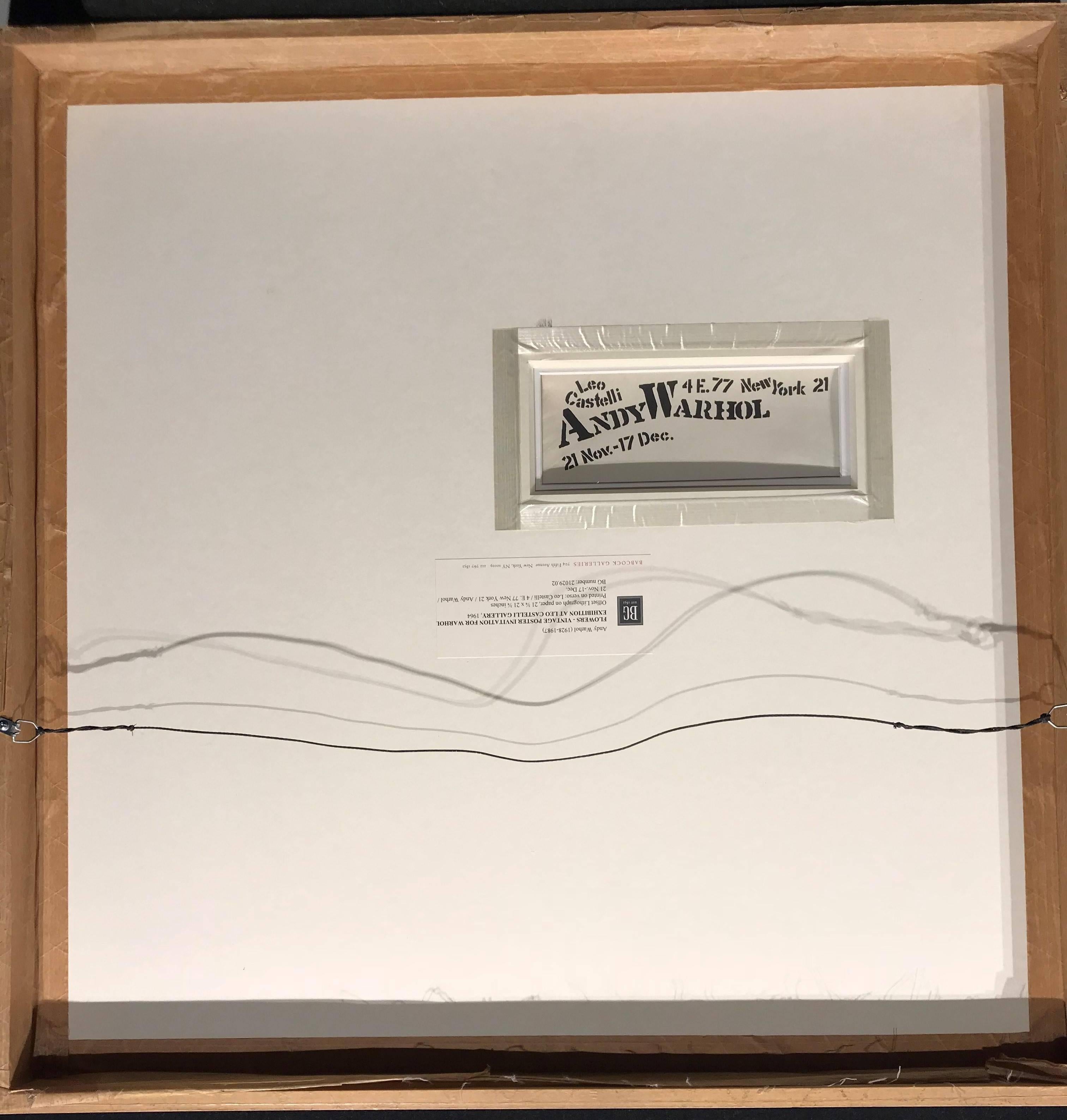 Il s'agit d'une affiche Pop Art vintage invitant à l'exposition d'Andy Warhol à la Leo Castelli Gallery en 1964. L'affiche présente quatre fleurs d'hibiscus : deux roses, une orange et une jaune, au milieu d'une verdure luxuriante. L'image Flowers