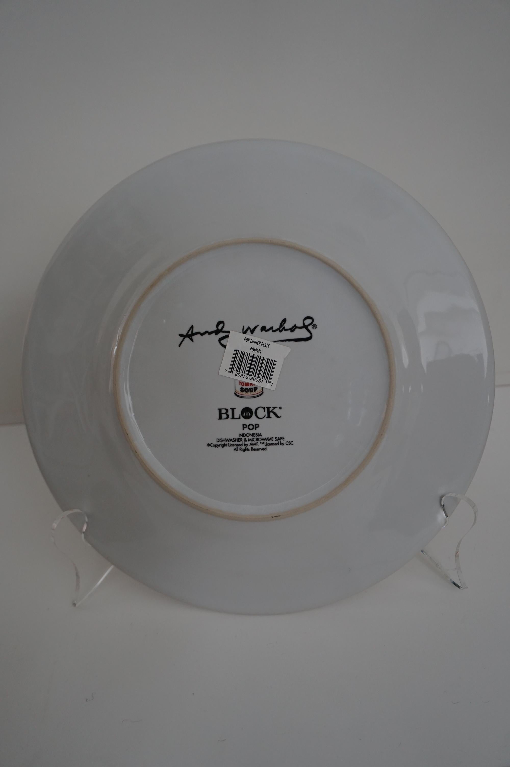 El juego consta de -------(1)10 1/2 pulgadas  plato de cena  (1) Placa lateral de 8 1/4 pulgadas  (1)  9 1/8 pulgadas Sopa grande  y (1) taza de 4 pulgadas de alto x 3 1/4 pulgadas de ancho. Cada pieza lleva pintada la firma de Andy Warhol.