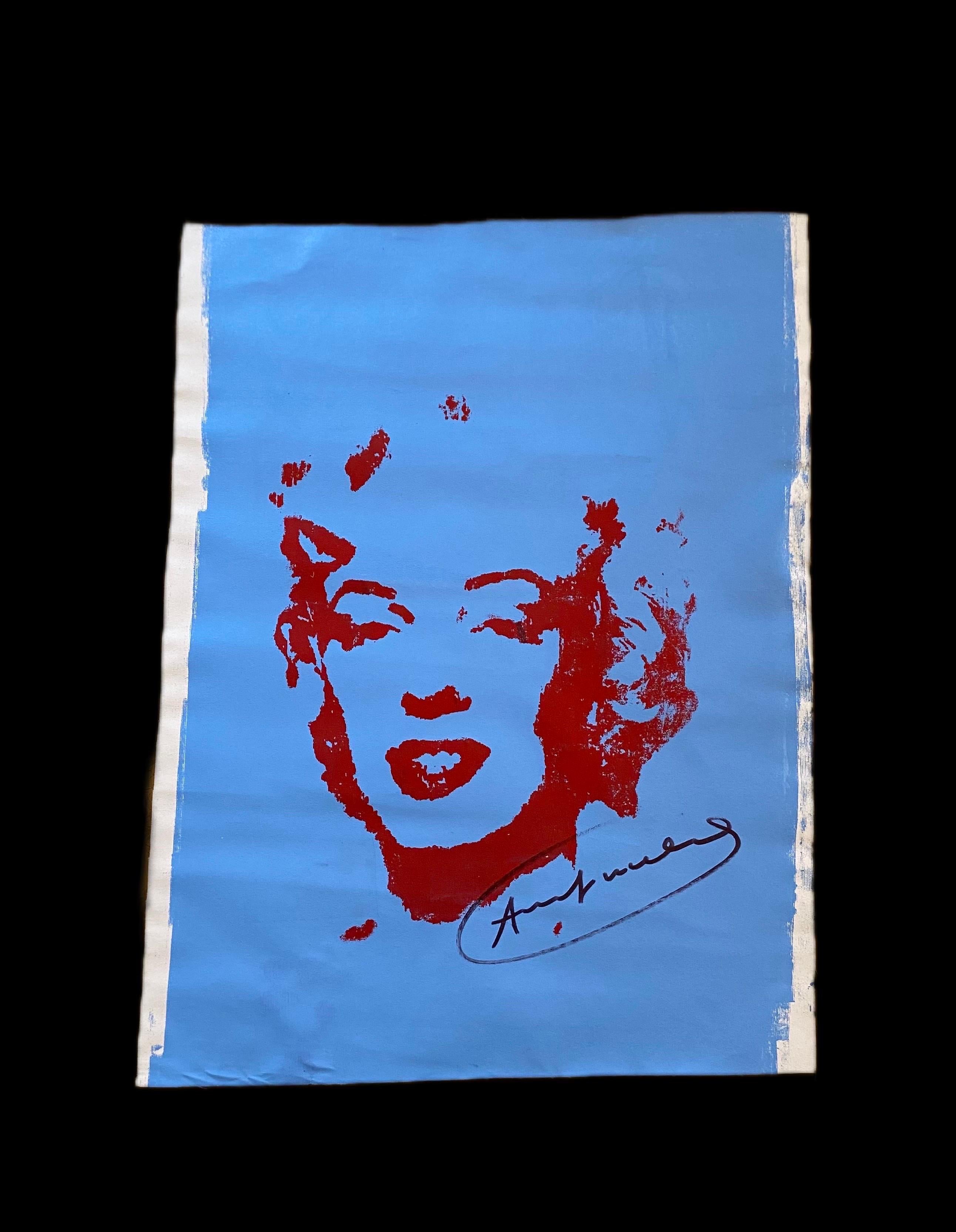 Serigrafía sobre lienzo de Marylin Monroe (after) Andy Warhol.
Marylin está pintada de rojo sobre un fondo azul.
Fotografía serigrafiada en color sobre lienzo, firmada al dorso.
Firma con rotulador negro en el anverso.
67 x 50 cm.
Numerado
Sello del