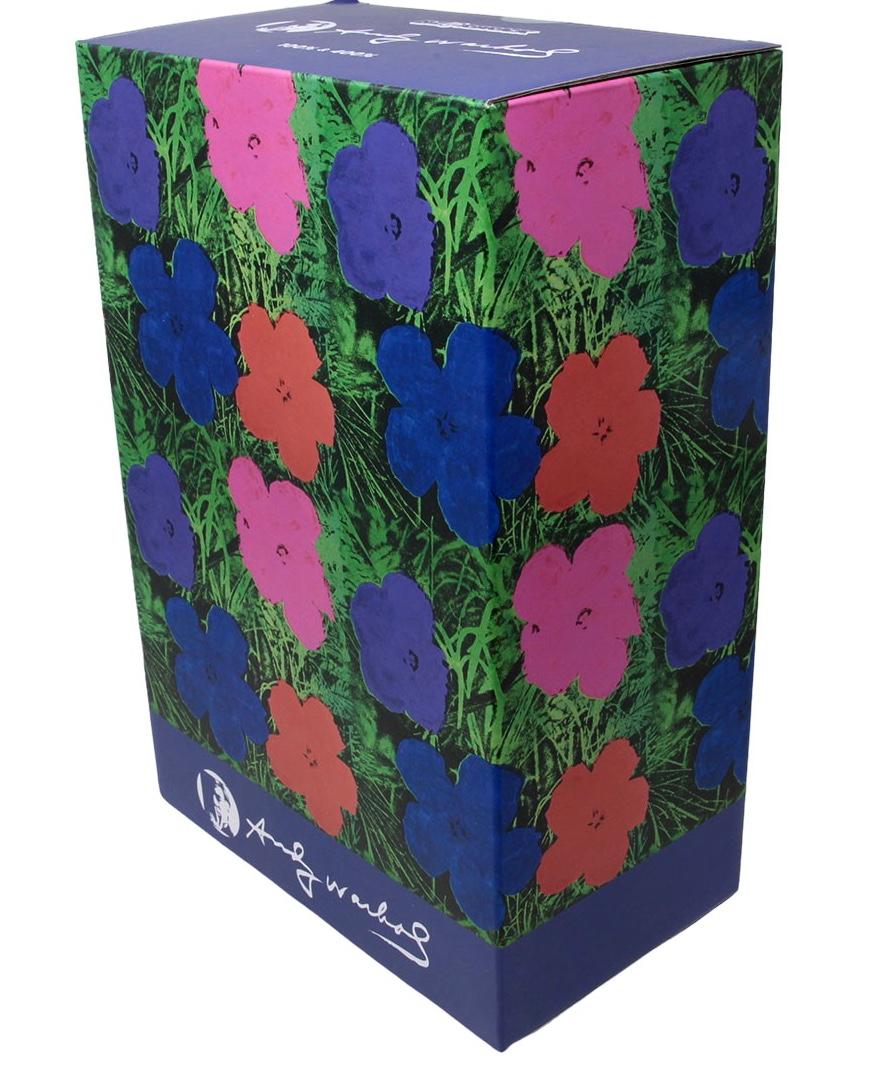 Bearbrick x Andy Warhol Foundation Blumen Vinyl Figuren: Satz von zwei (400% & 100%):
Andy Warhol (nach) Blumen Sammlerstück, geschützt und lizenziert durch den Nachlass von Andy Warhol. Das gemeinsame Sammlerstück zeigt Warhols ikonische