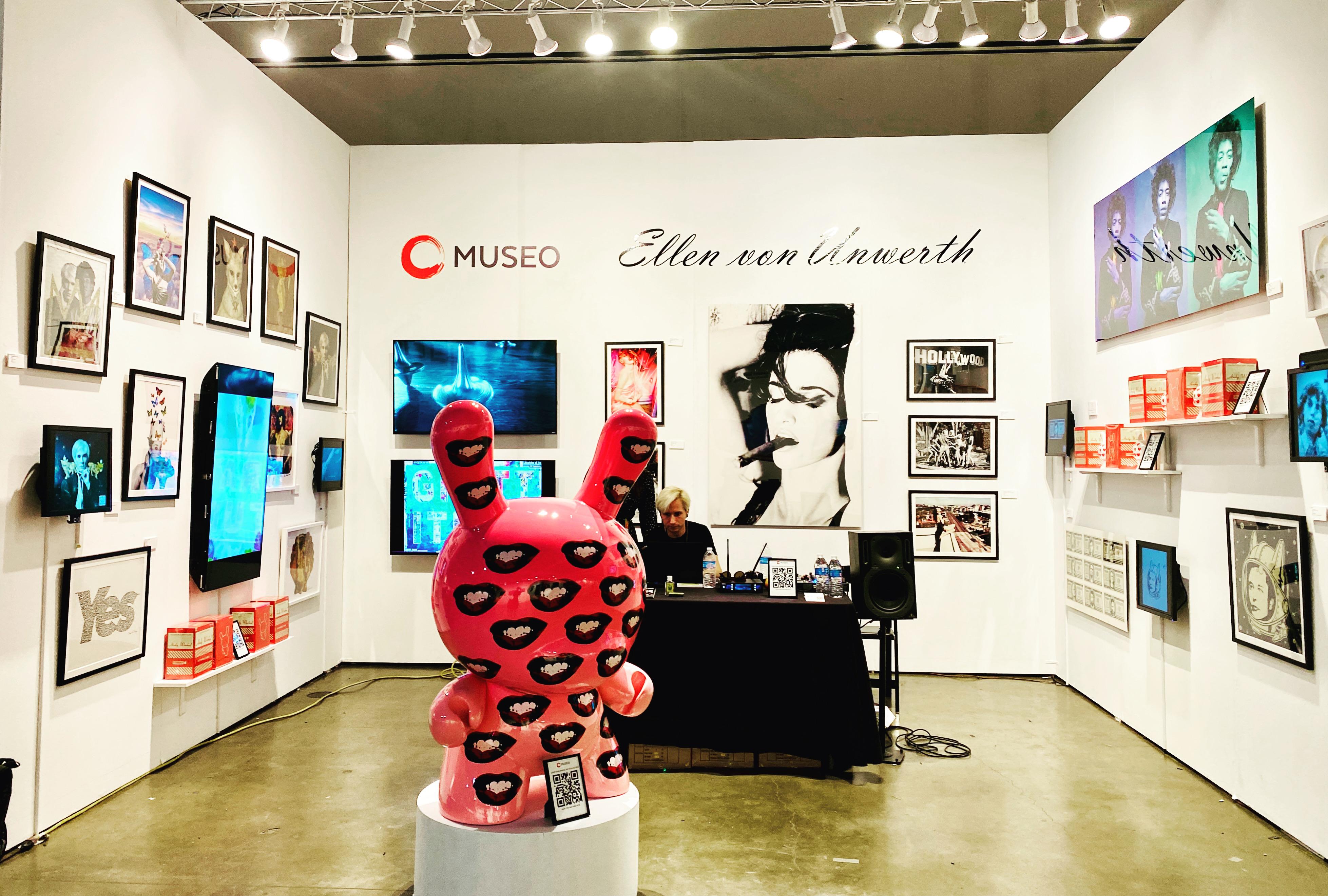 Einzigartige One-OF Dunny-Skulptur von Kid Robot und der Andy Warhol Foundation. Dieser Dunny wurde für das LOVE MUSEUM Pop-Up in L.A. als ultimative Fotogelegenheit für die sozialen Medien entworfen. Die Skulptur misst riesige drei Meter und ist