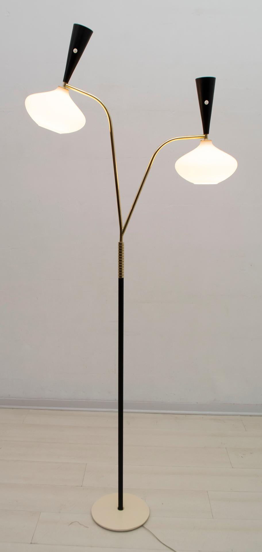 Italian design floor lamp from the 1950s, probably produced by Arredoluce, the lamp has a stem in brass and black lacquered metal, the diffusers are in lacquered aluminum and satin glass, the base in ivory lacquered cast iron, completely restored