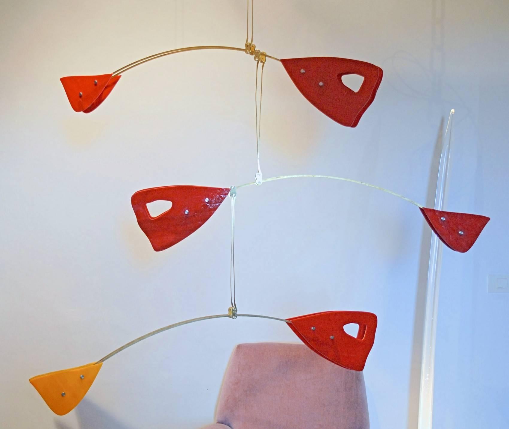 CINETICO Lampadario mobile in ottone e vetro di Murano Elementi in vetro rosso e giallo in vendita 4