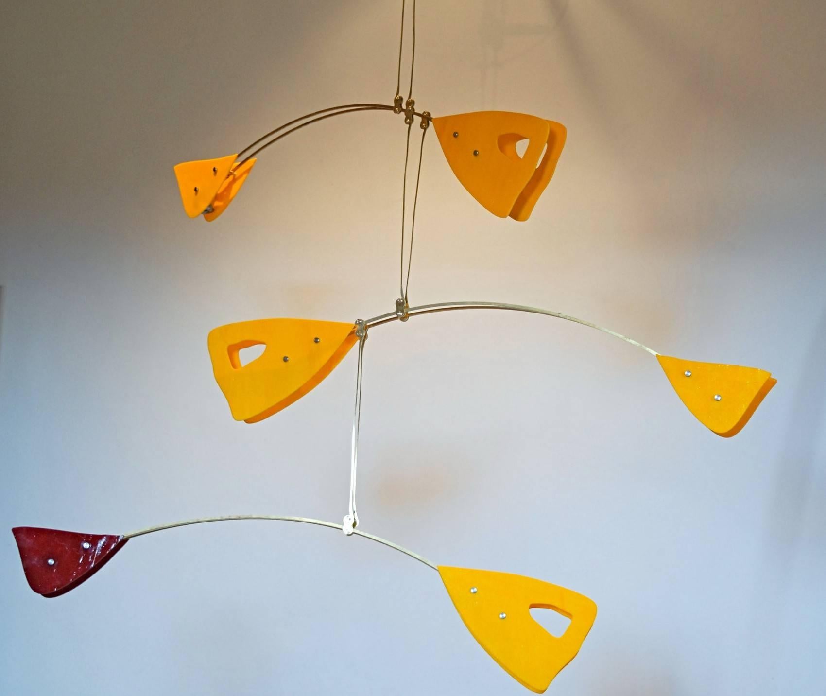 CINETICO Lampadario mobile in ottone e vetro di Murano Elementi in vetro rosso e giallo in vendita 6
