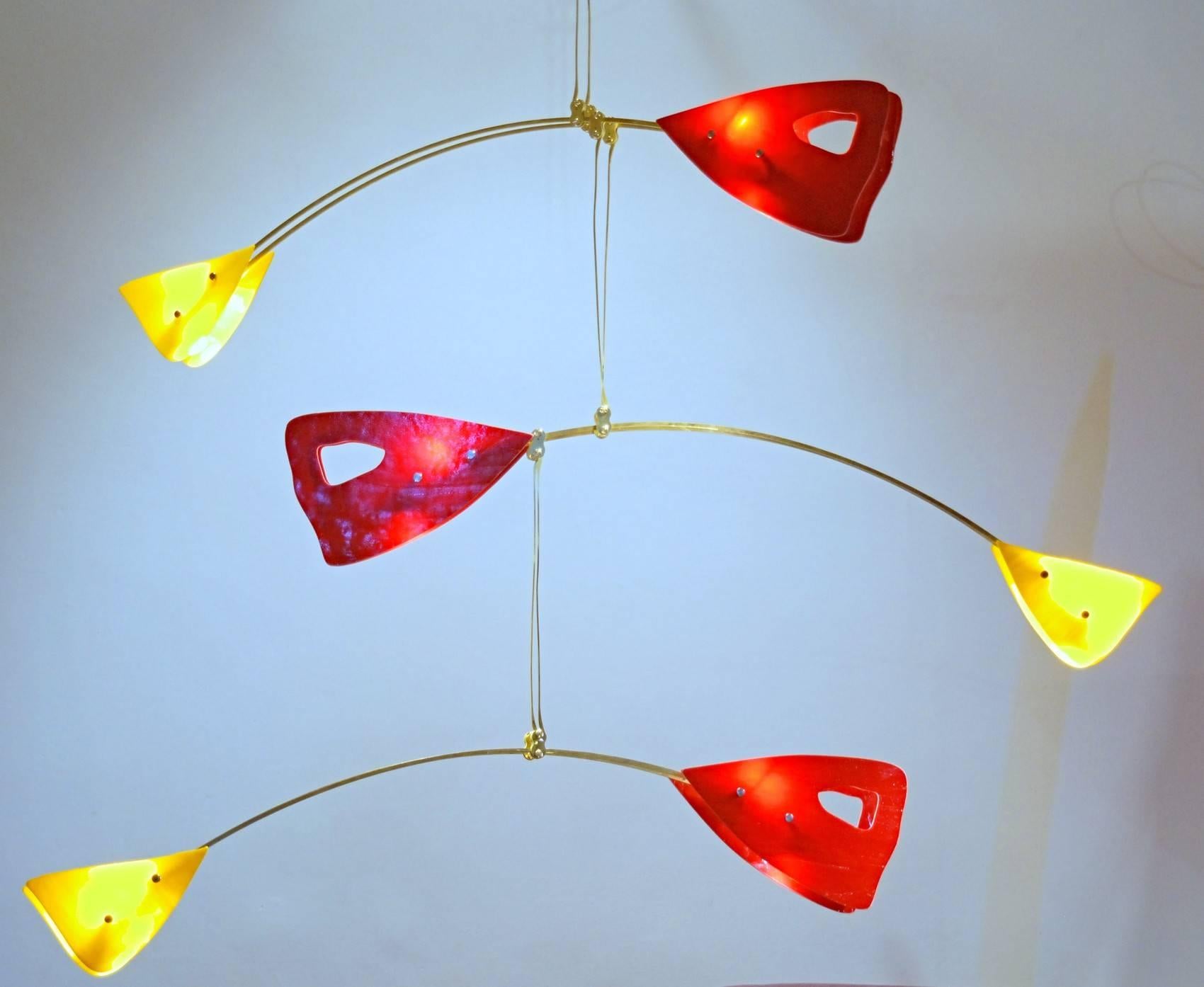 CINETICO Lampadario mobile in ottone e vetro di Murano Elementi in vetro rosso e giallo in vendita 7