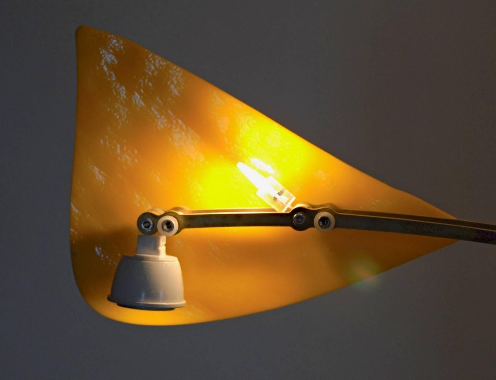 CINETICO Lampadario mobile in ottone e vetro di Murano Elementi in vetro rosso e giallo in vendita 13