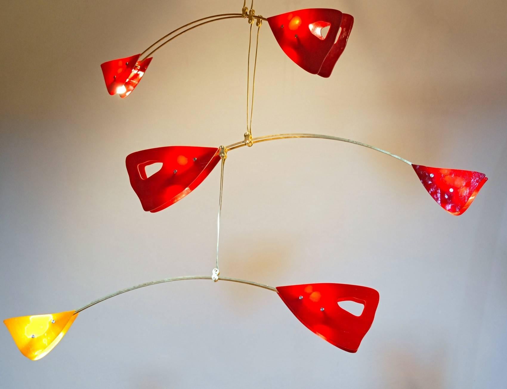 Mid-Century moderno CINETICO Lampadario mobile in ottone e vetro di Murano Elementi in vetro rosso e giallo in vendita