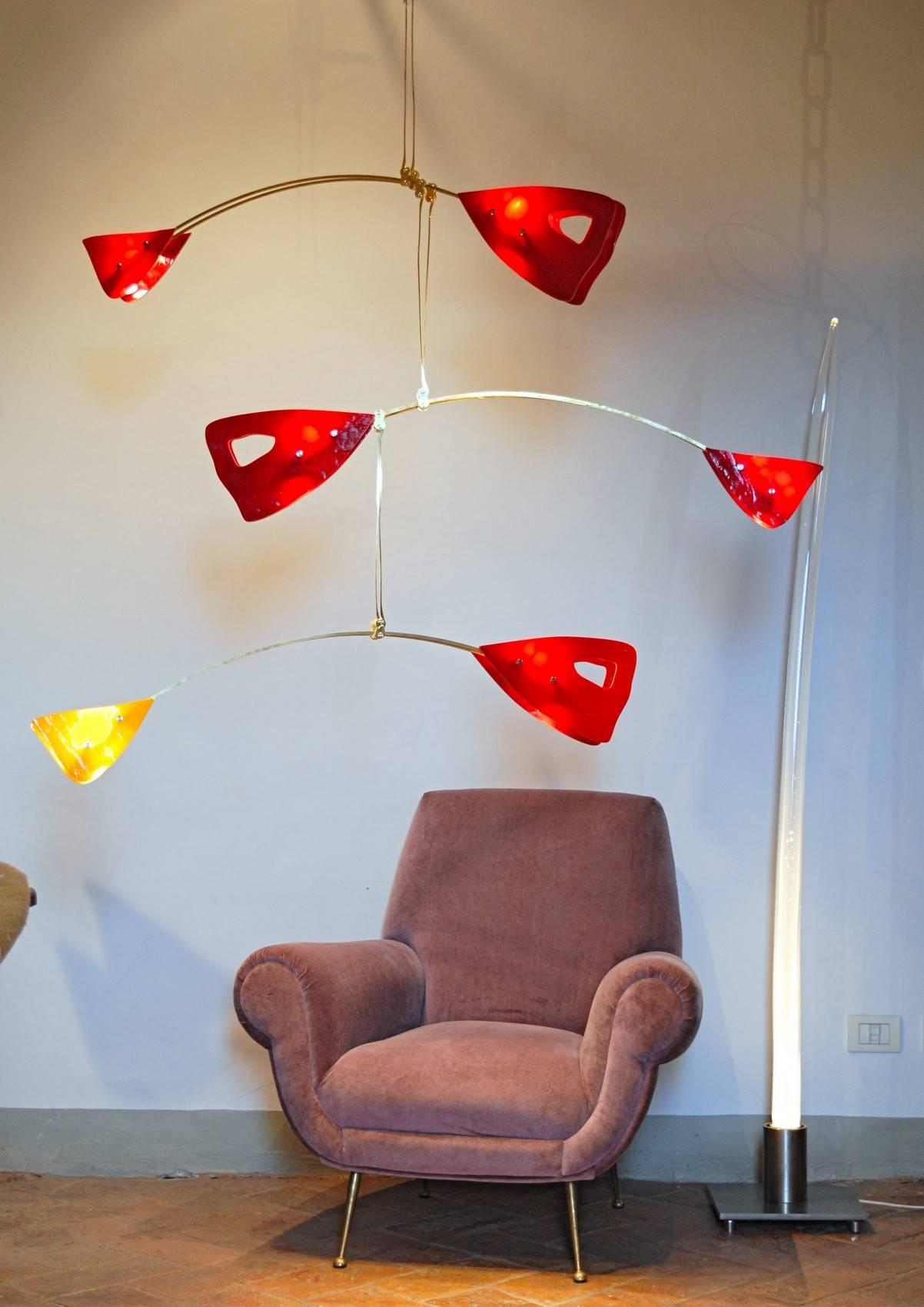 CINETICO Lampadario mobile in ottone e vetro di Murano Elementi in vetro rosso e giallo in vendita 1