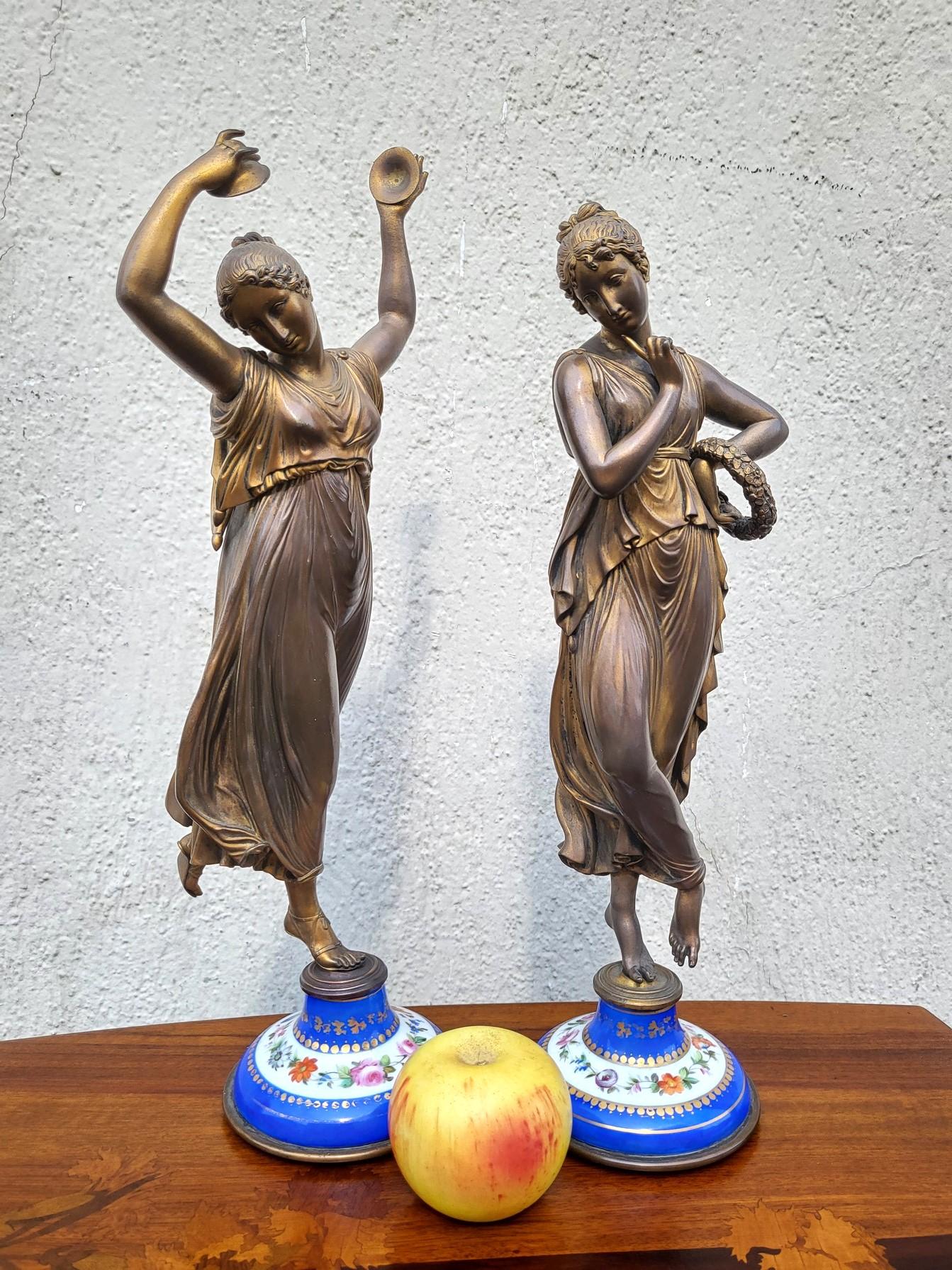 Pair of bronzes of a dancer and a musician, on a Paris porcelain base, model of sculptures after Canova

Restored bases, normal wear to the patina and decoration

XIXth century

Height 46.5cm
diameter approximately 15cm