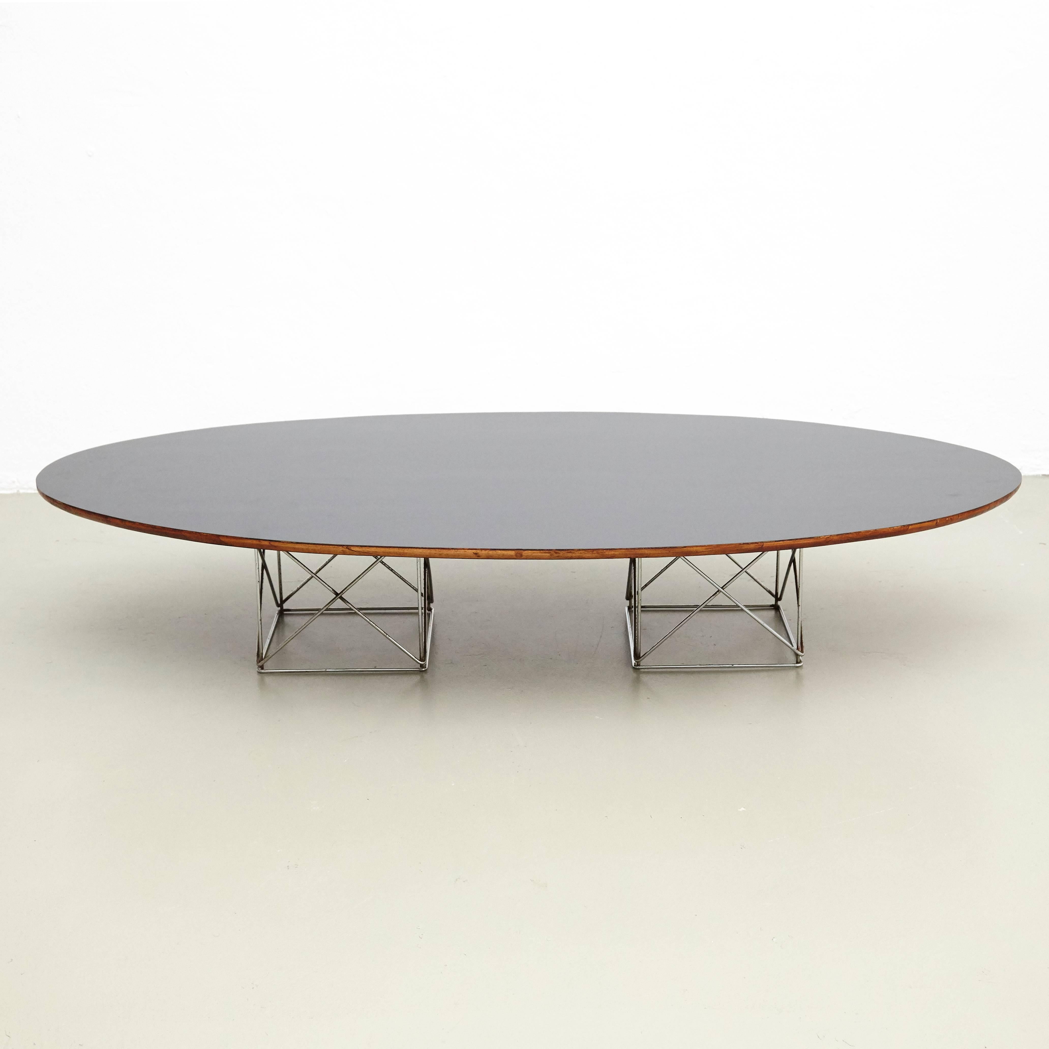 Table in the style of Charles Eames designed by unknown designer, circa 1970 in France.
Metal structure and formica tabletop.

In good original condition, with minor wear consistent with age and use, preserving a beautiful patina.
  