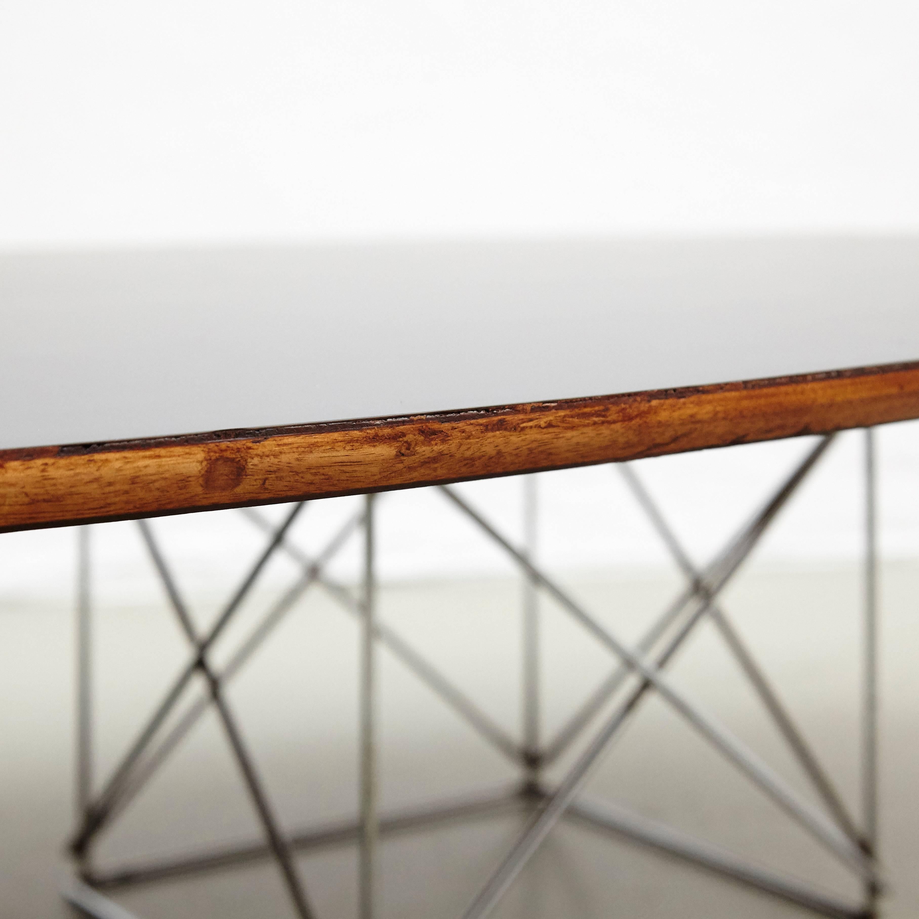 After Charles Eames Mid-Century Modern Metal Wood Formica Low Table, circa 1970 In Good Condition In Barcelona, Barcelona