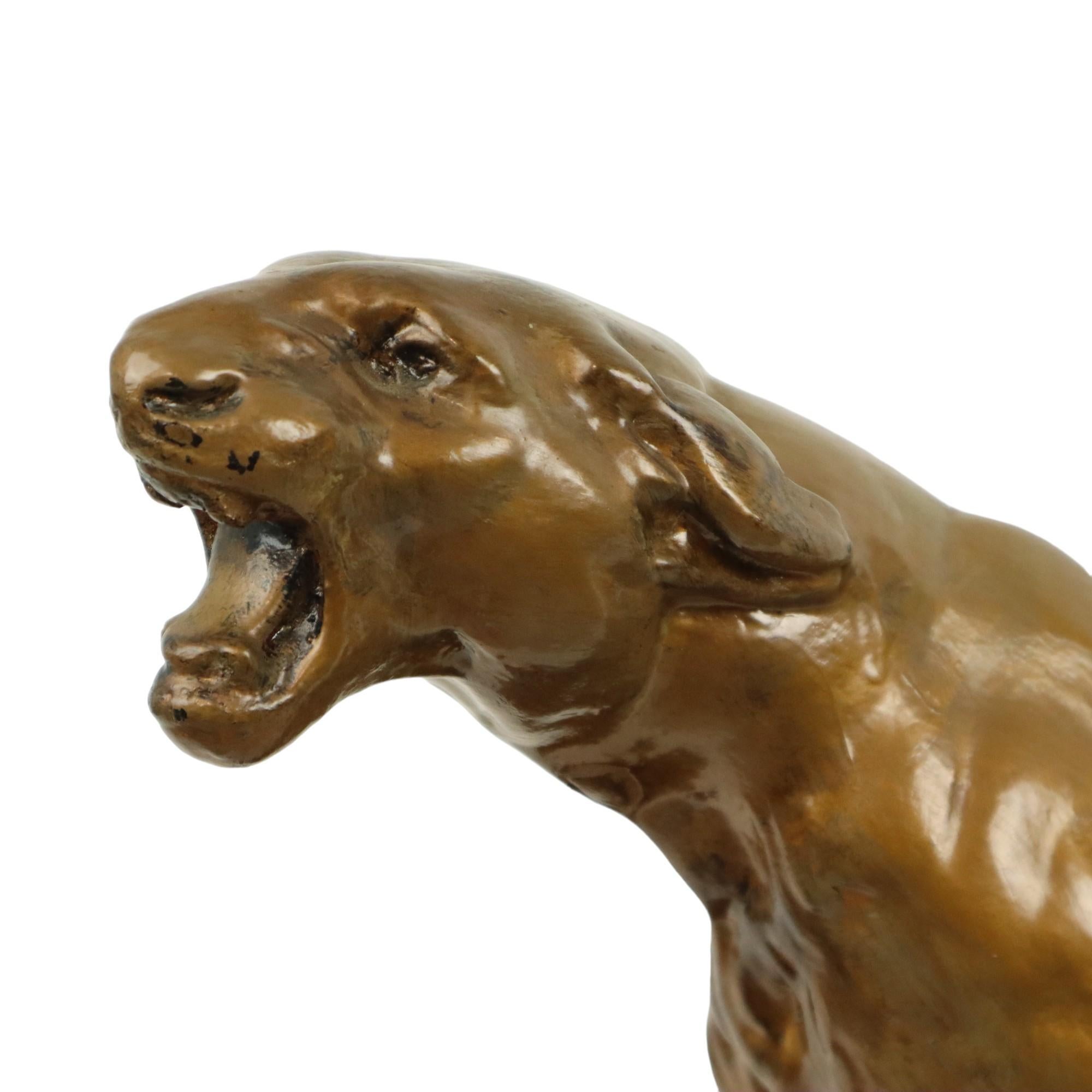 Très ancienne statue d'une lionne blessée, d'après un original du sculpteur français Charles Valton datant du XIXe siècle, cette statue a une patine de bronze et est réalisée en plâtre, première moitié du XXe siècle.

En bon état vintage, une petite