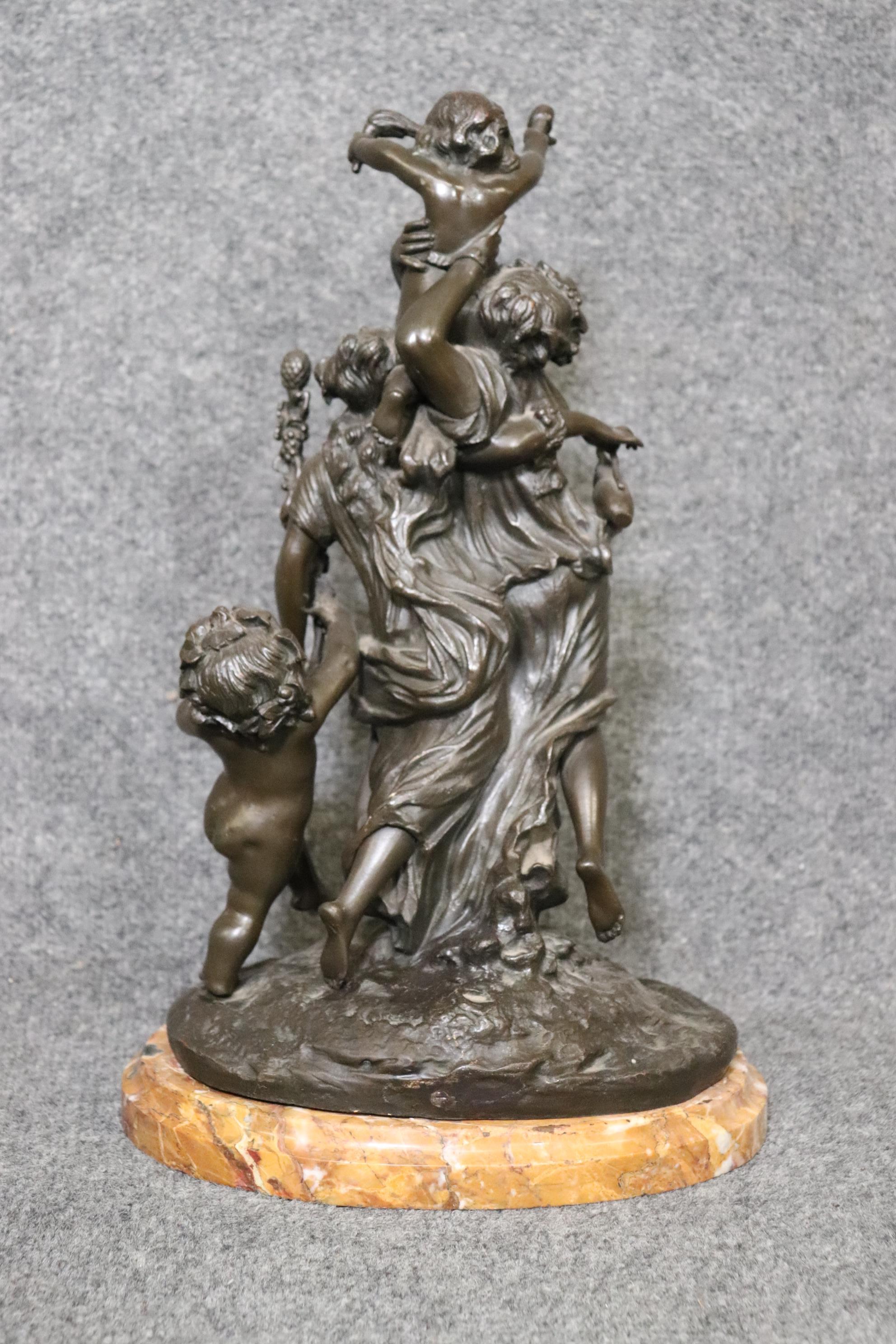 Louis XV Sculpture en bronze signée de Clodion intitulée « Bacchae and Cupidon ».  en vente