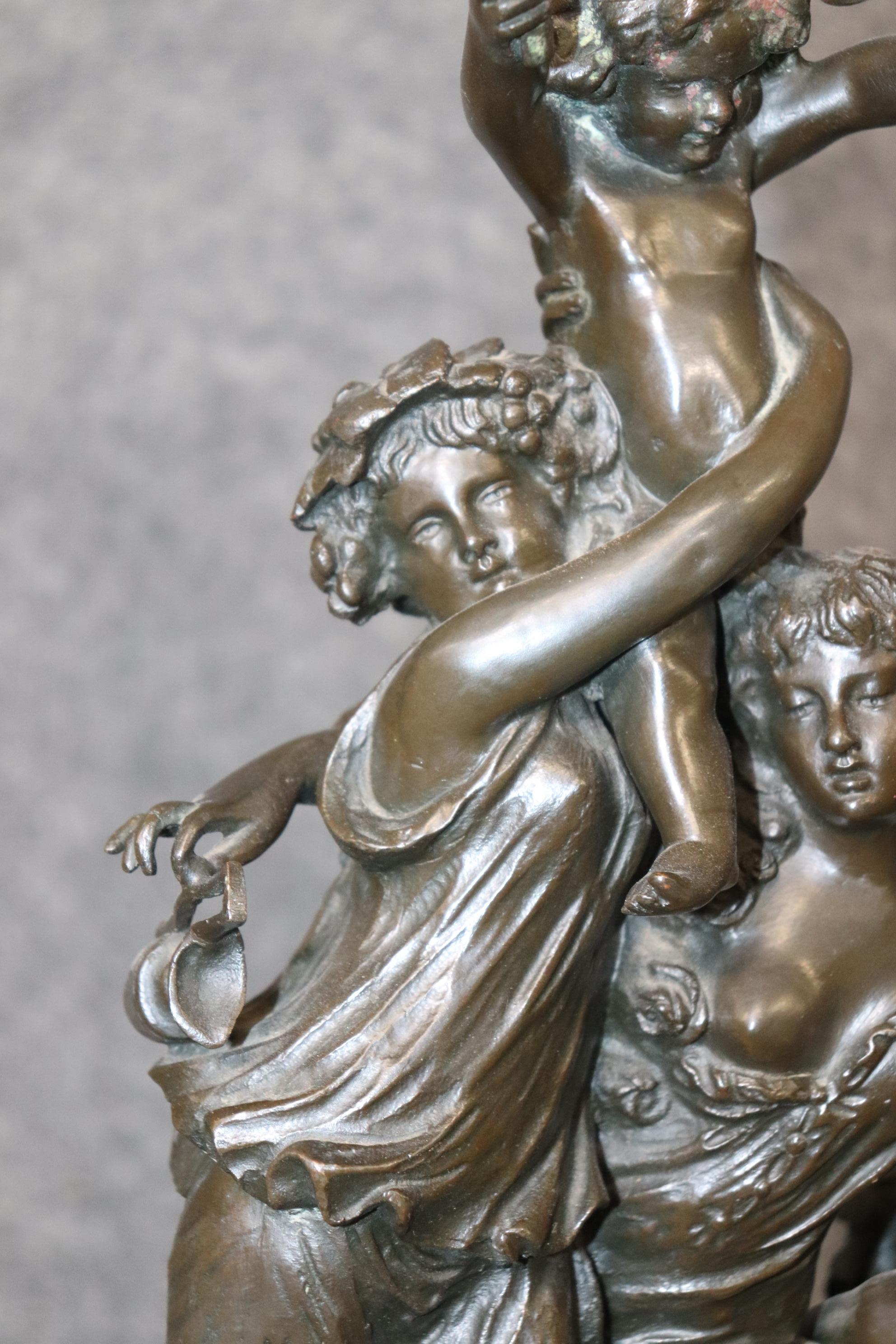 Effet bronze Sculpture en bronze signée de Clodion intitulée « Bacchae and Cupidon ».  en vente