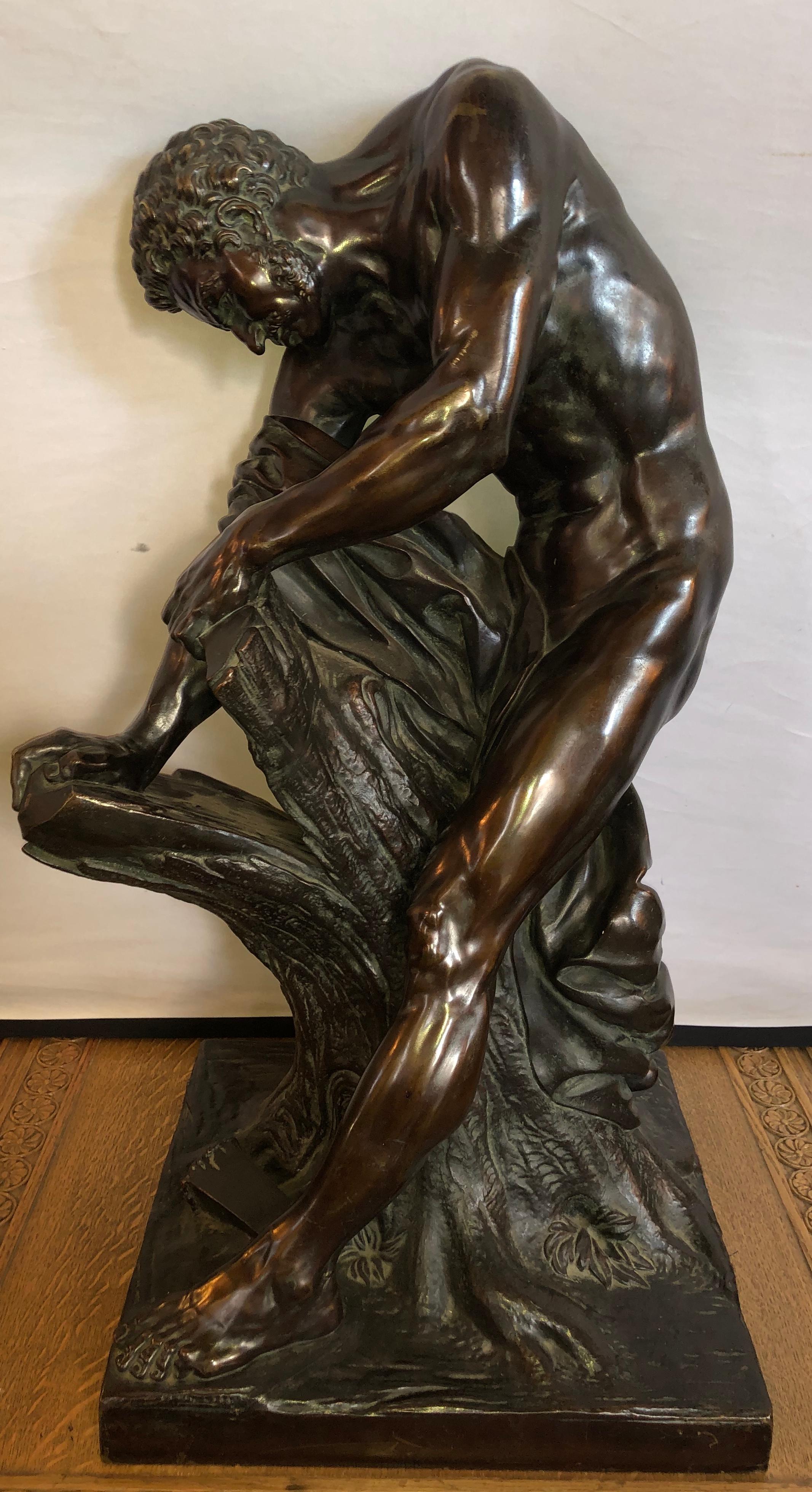 Eine Bronze aus dem späten 19. Jahrhundert nach der Marmorfigur von Milo de Croton von Edme Dumont aus dem Jahr 1768 im Louvre, Paris. Diese palastartige Bronze hat eine prächtige Patina und ist wunderschön gegossen. 

Edme Dumont (französisch,