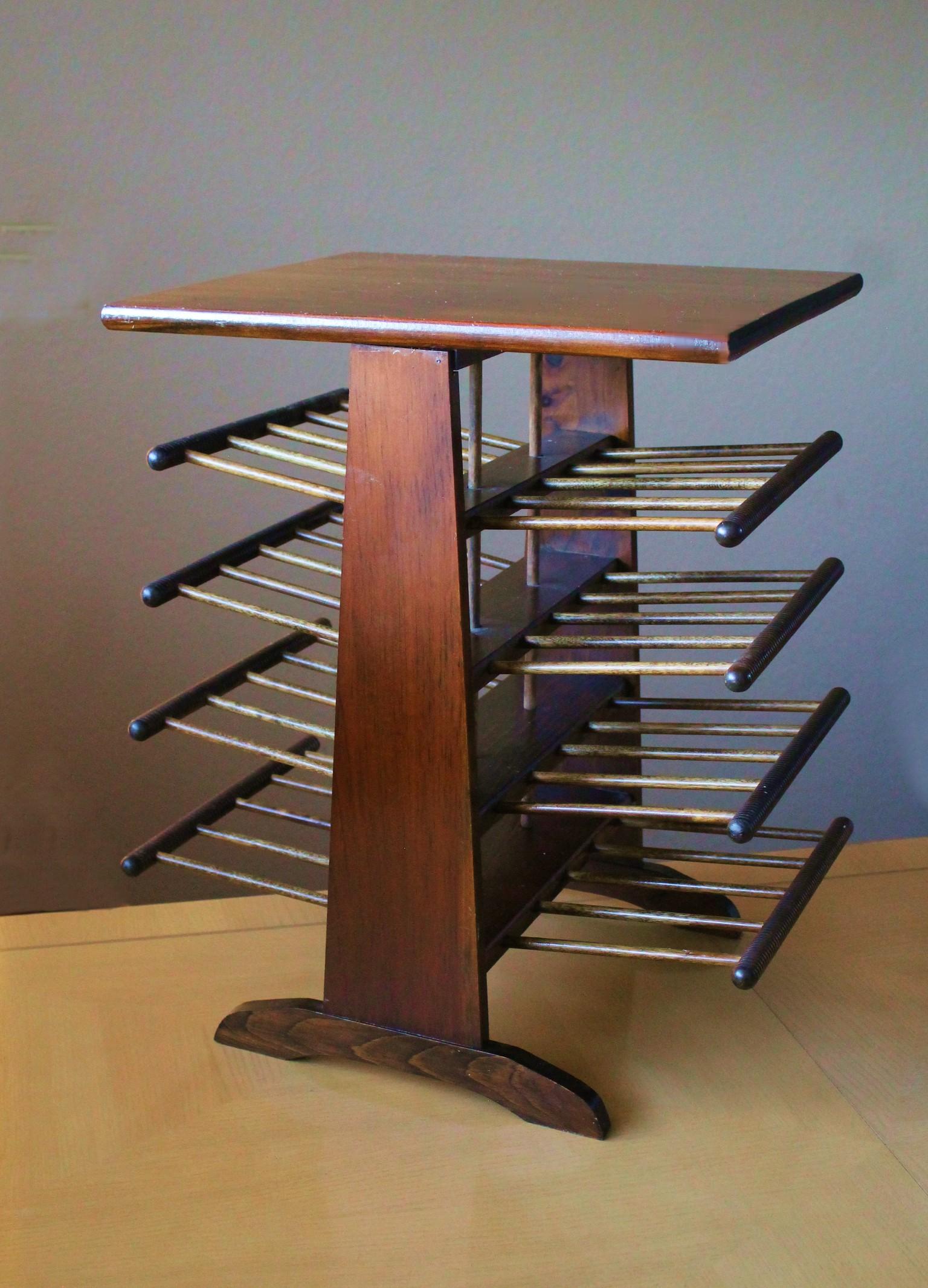 Ce spectaculaire porte-revues empilé est une vedette dans les cercles de collectionneurs du milieu du siècle !  Super rares et incroyablement utiles, ils sont recherchés par les décorateurs professionnels et les aficionados avertis du MCM !

Ce