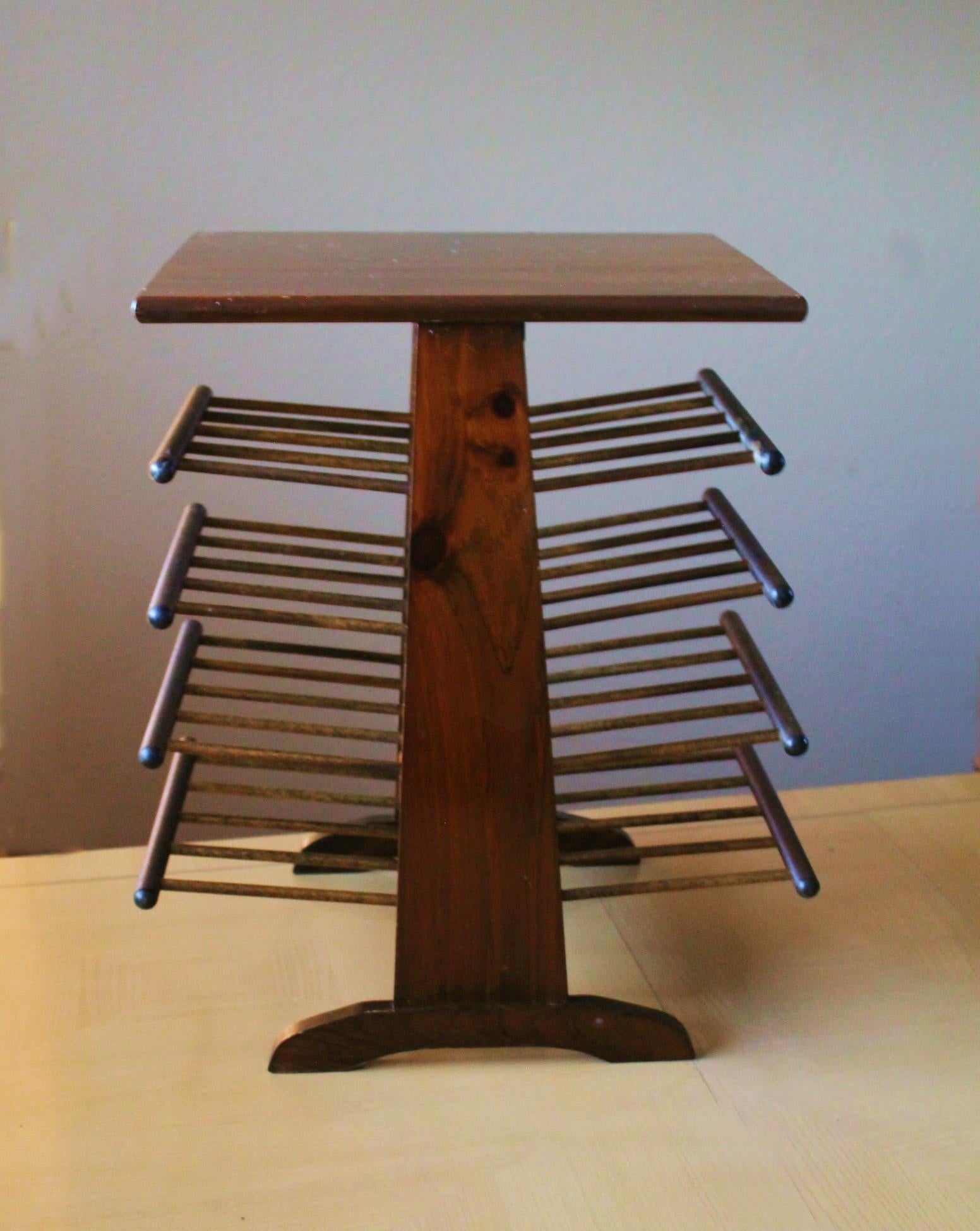 Mid-Century Modern D'après Edward Wormley Dunbar Table à porte-revues empilées Modernes du milieu du siècle dernier 1950s en vente