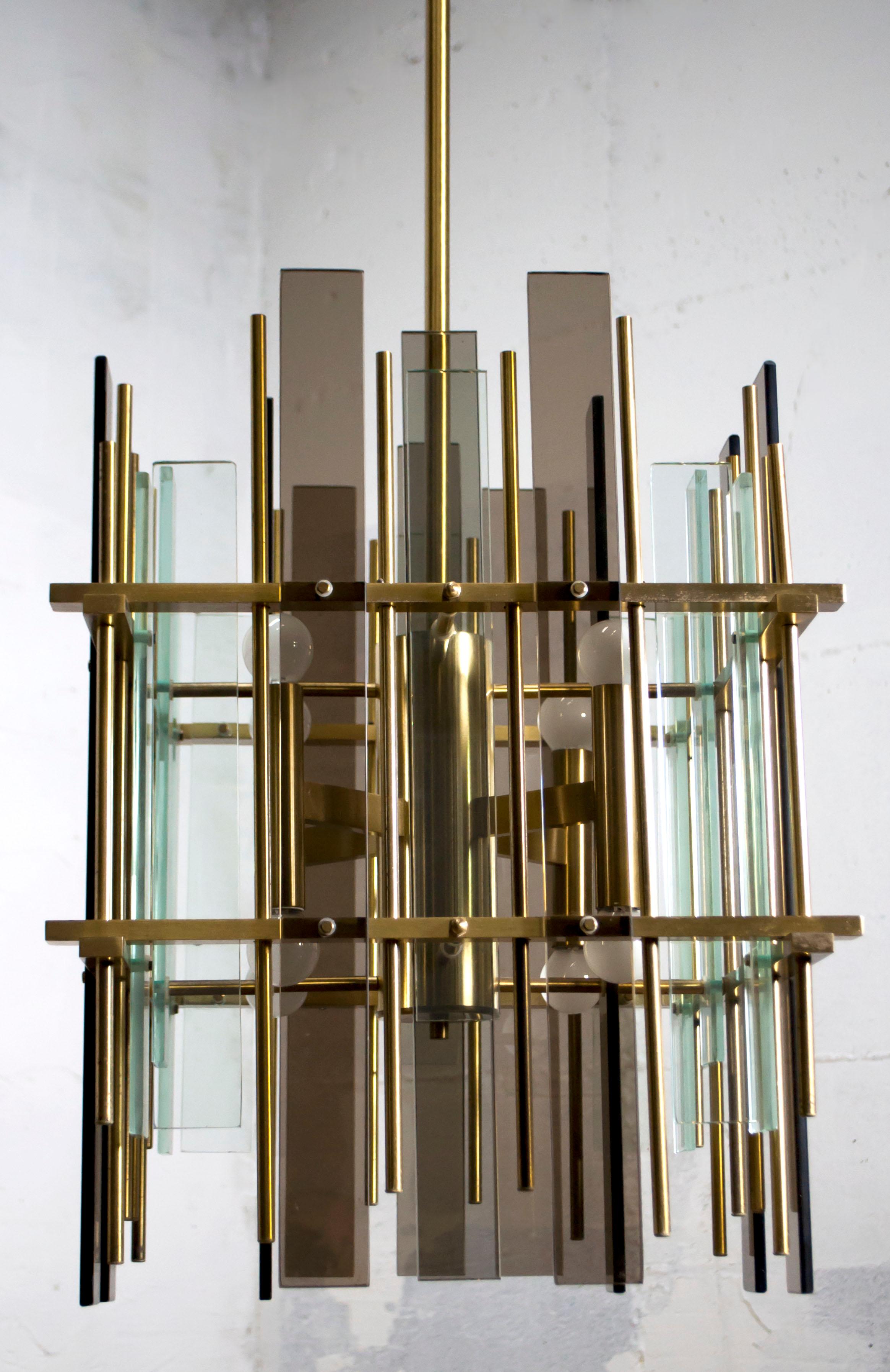 This 8 lights chandelier was produced and designed in the 1970s, it is in transparent crystal and bronze, the structure in brass, very heavy. Attributed to the famous Italian company Fontana Arte.