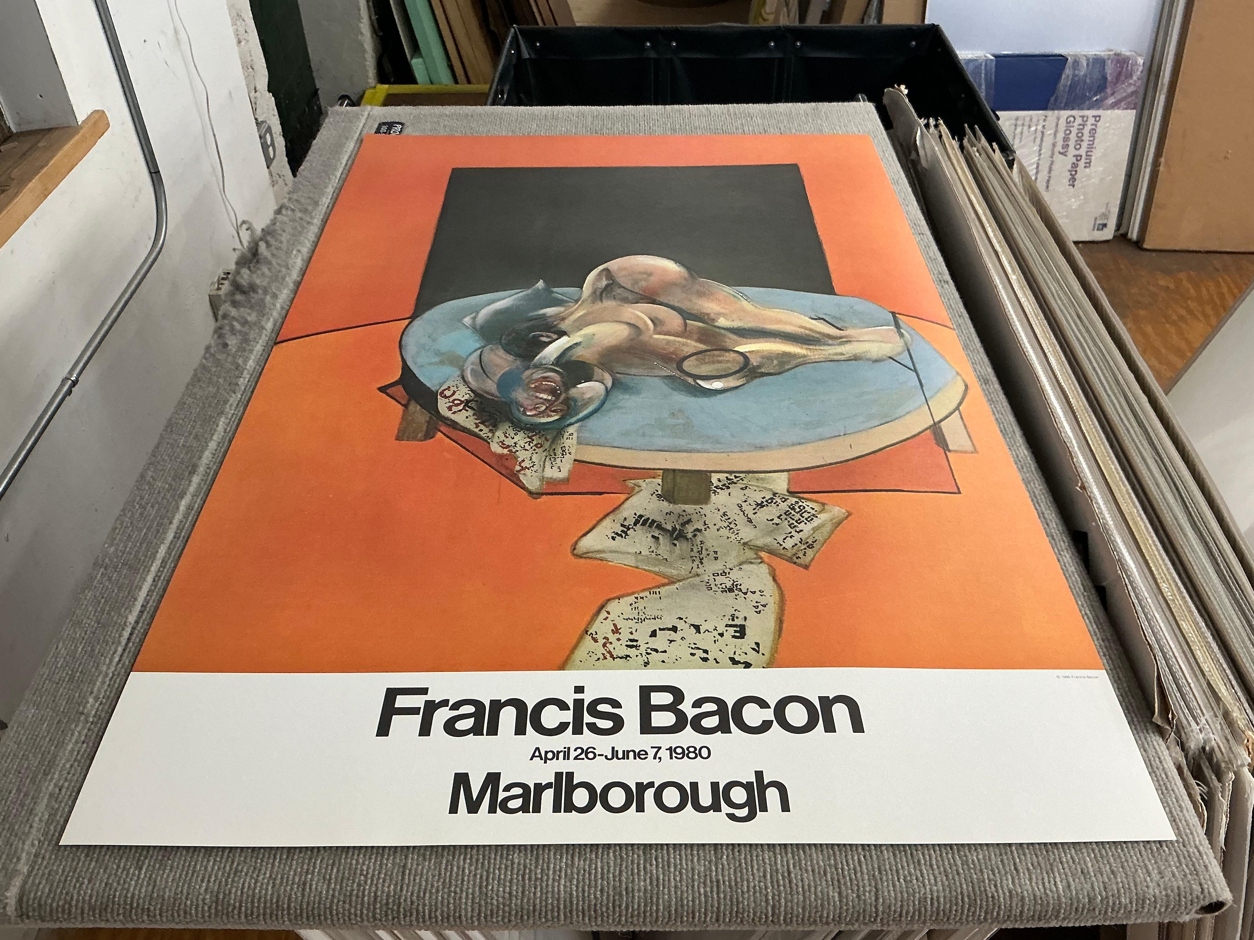 Das Ausstellungsplakat von 1980 für die Ausstellung von Francis Bacon in der Marlborough Gallery in New York zeigt ein Bild seines Gemäldes Figure in a Room (1962). Dieses Kunstwerk zeigt eine einsame Figur, die auf einem Tisch in der Mitte eines
