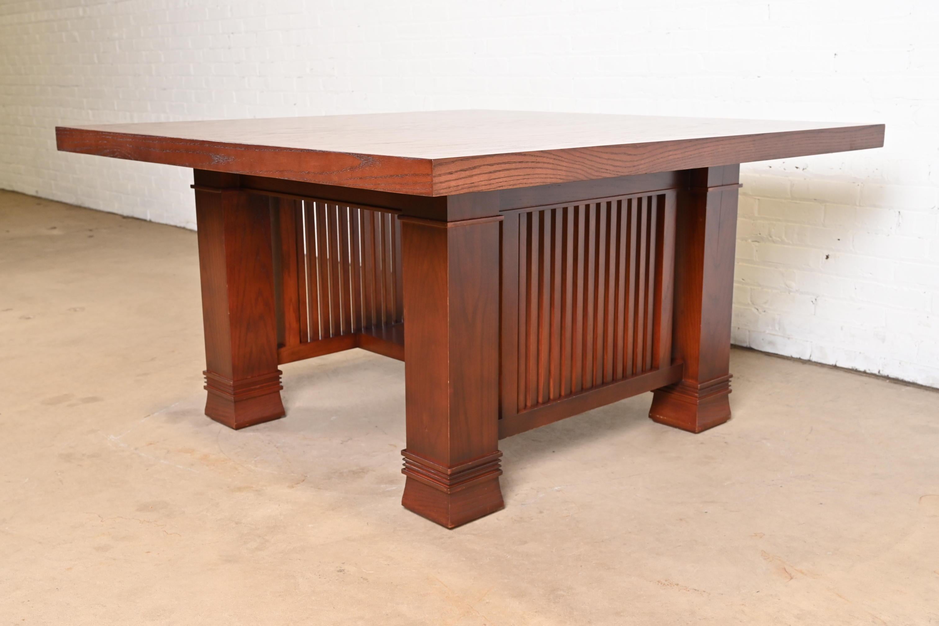 An exceptional Mission or Arts & Crafts style oak dining table or breakfast table

In the manner of Frank Lloyd Wright

By J.B. Van Sciver Co.

USA, Circa Mid-20th Century

Measures: 54