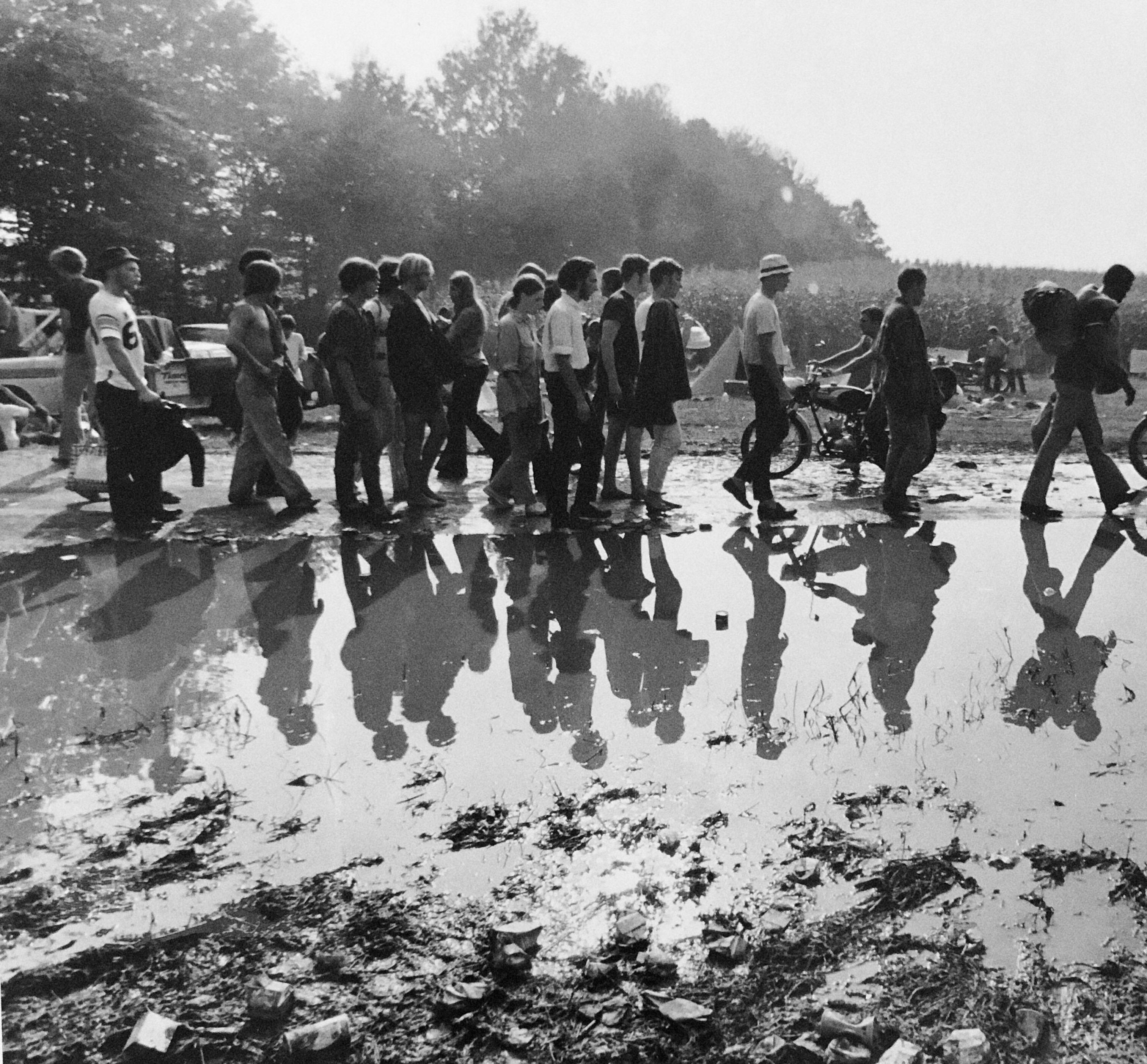 Original Fred Mcdarrah Press Photograph 1960er Woodstock Music Festival Foto, Original (Grau), Black and White Photograph, von (after) Fred Mcdarrah