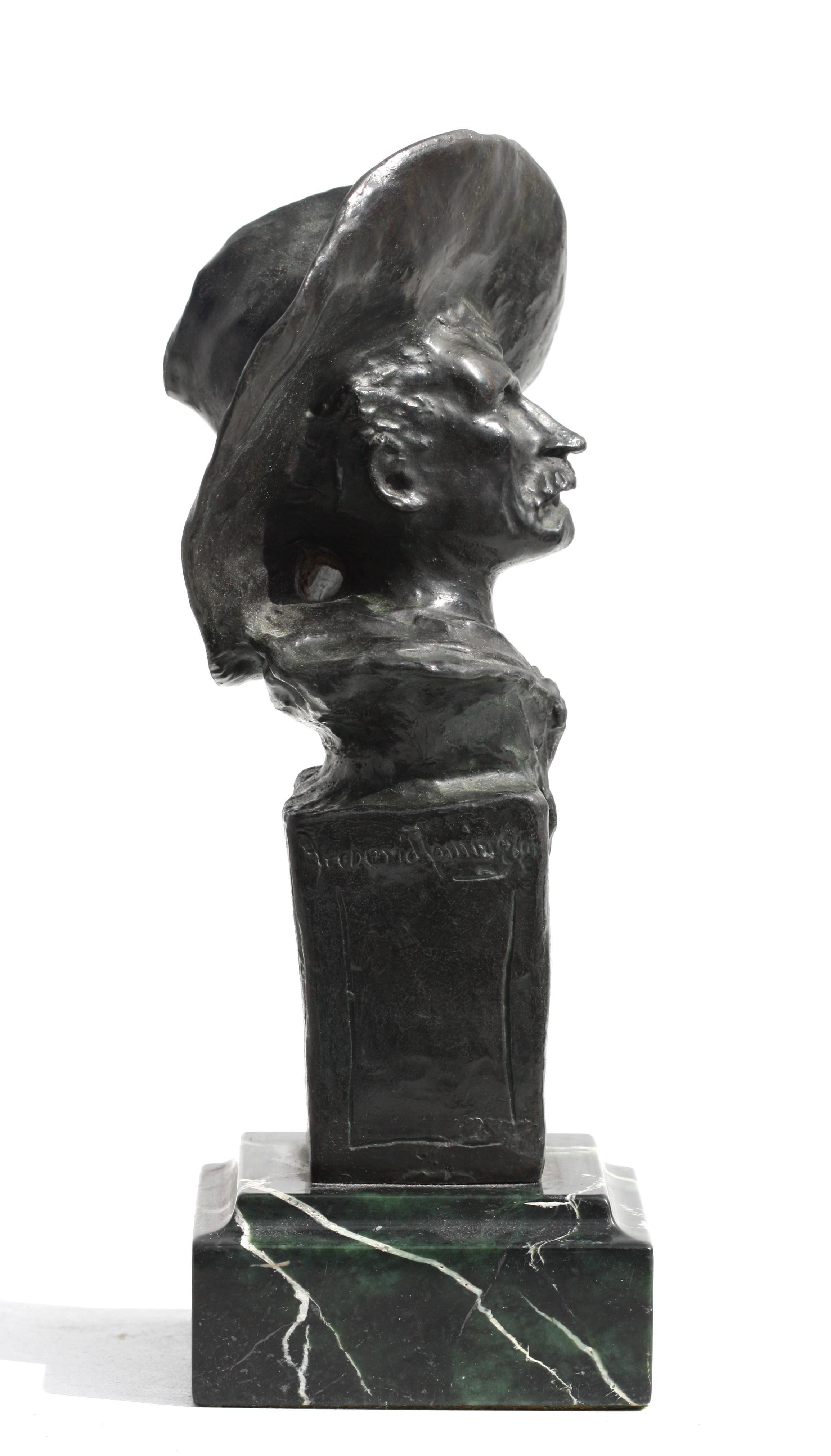 Après, Frederic Remington, (Américain, 1861-1909)
Le sergent, bronze patiné
inscrit au verso, copyright Frederic Remington, également inscrit d'un côté Frederic Remington, sur un socle en marbre.
Hauteur totale 12,25 po, largeur 5,25 po, profondeur