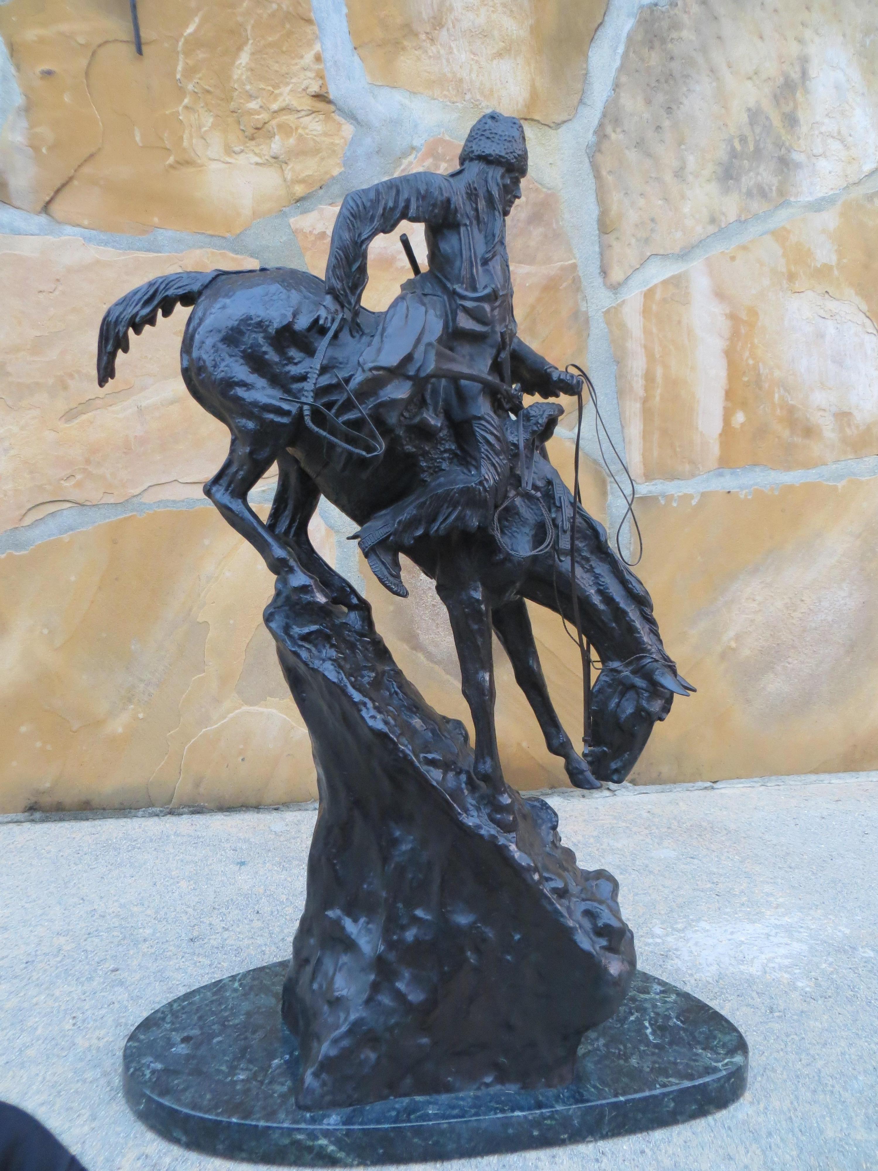 L'homme de montagne d'après Frederick Remington  - Or Figurative Sculpture par (after) Frederic Remington