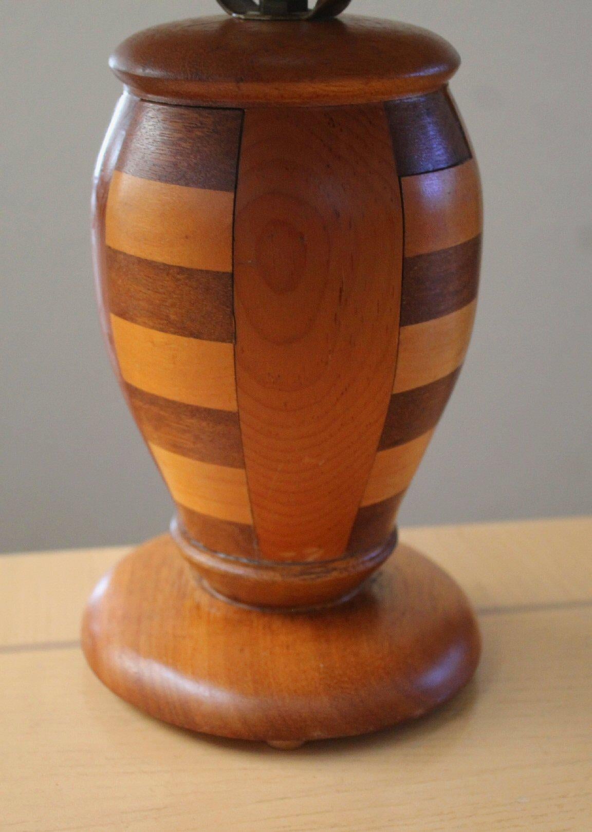 Mid-Century moderno Splendida lampada da tavolo in legno e bambù realizzata a mano nel Medioevo, anni '60, MCM, artigianato artistico in vendita