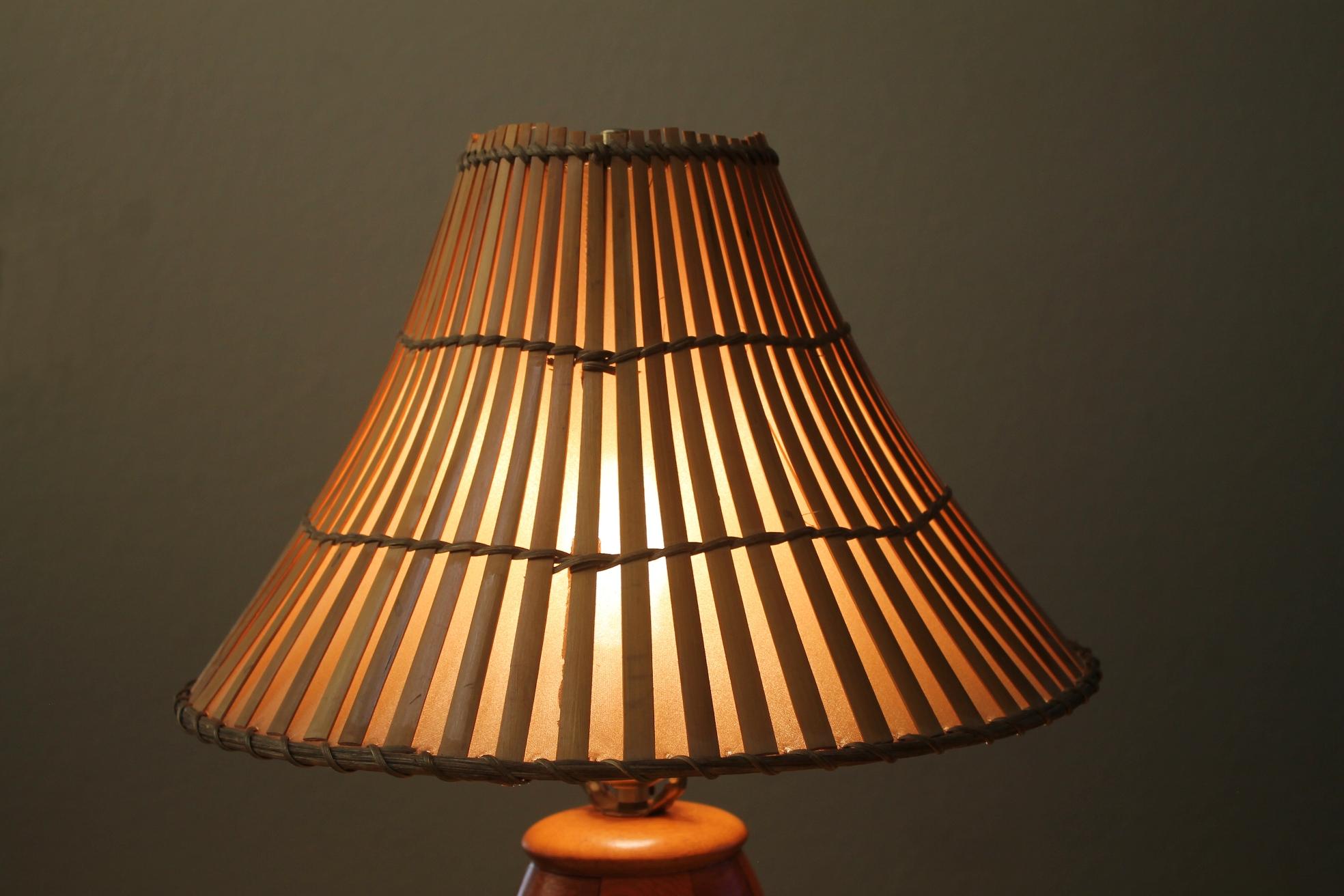 Americano Splendida lampada da tavolo in legno e bambù realizzata a mano nel Medioevo, anni '60, MCM, artigianato artistico in vendita