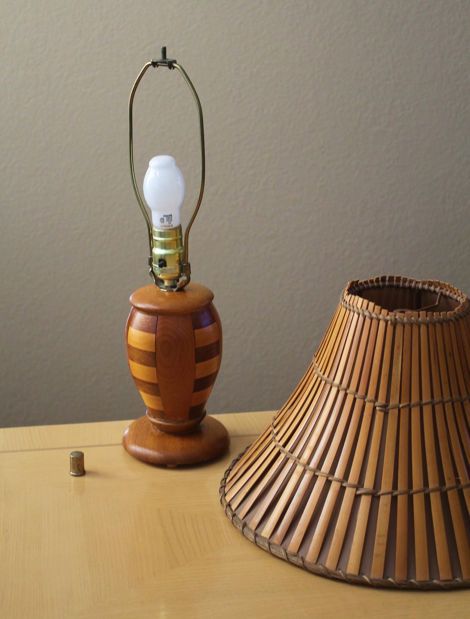Fatto a mano Splendida lampada da tavolo in legno e bambù realizzata a mano nel Medioevo, anni '60, MCM, artigianato artistico in vendita