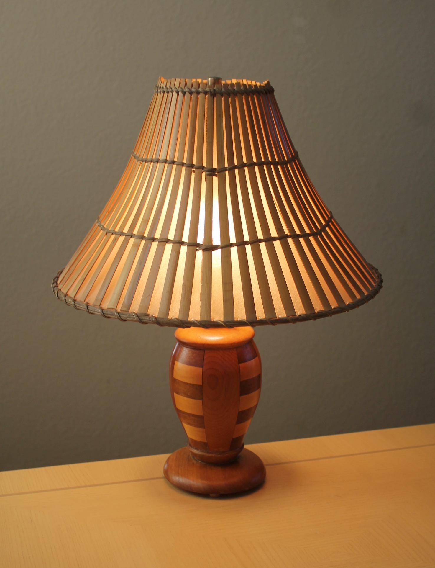 Splendida lampada da tavolo in legno e bambù realizzata a mano nel Medioevo, anni '60, MCM, artigianato artistico In condizioni buone in vendita a Peoria, AZ