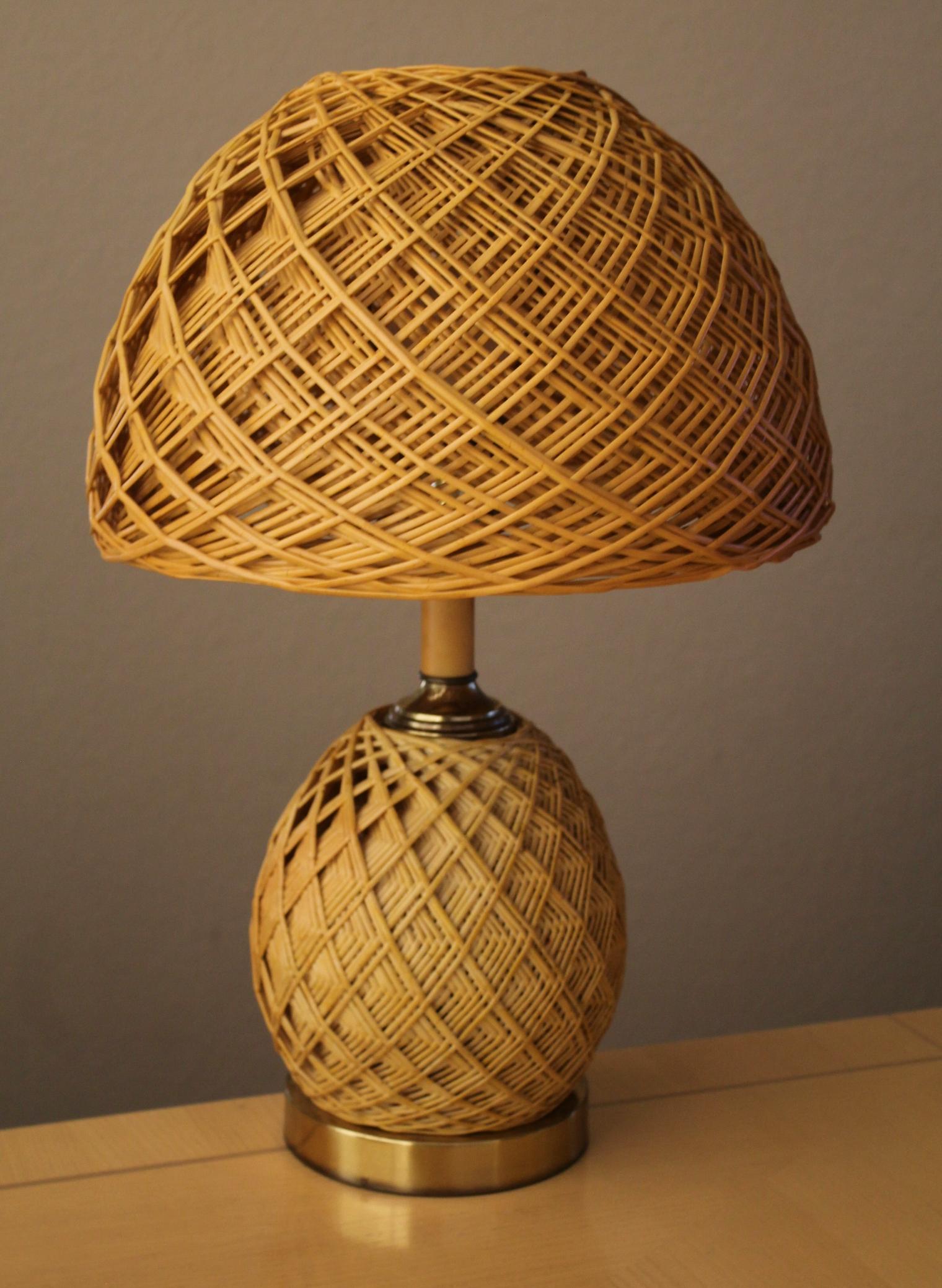 Mid-Century Modern Magnifique ! Lampe de bureau italienne artisanale en rotin et laiton des années 1970, décorée par MCM en vente